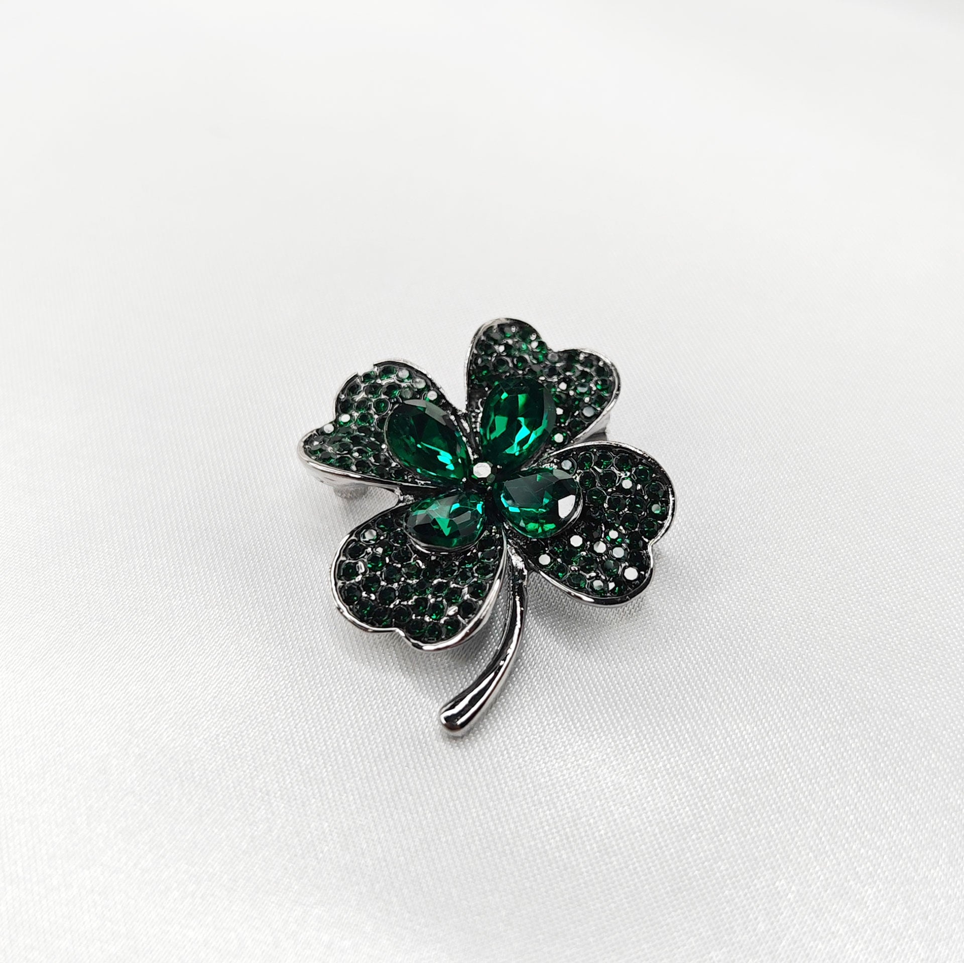 Broche bijou fleur trèfle à 4 feuilles