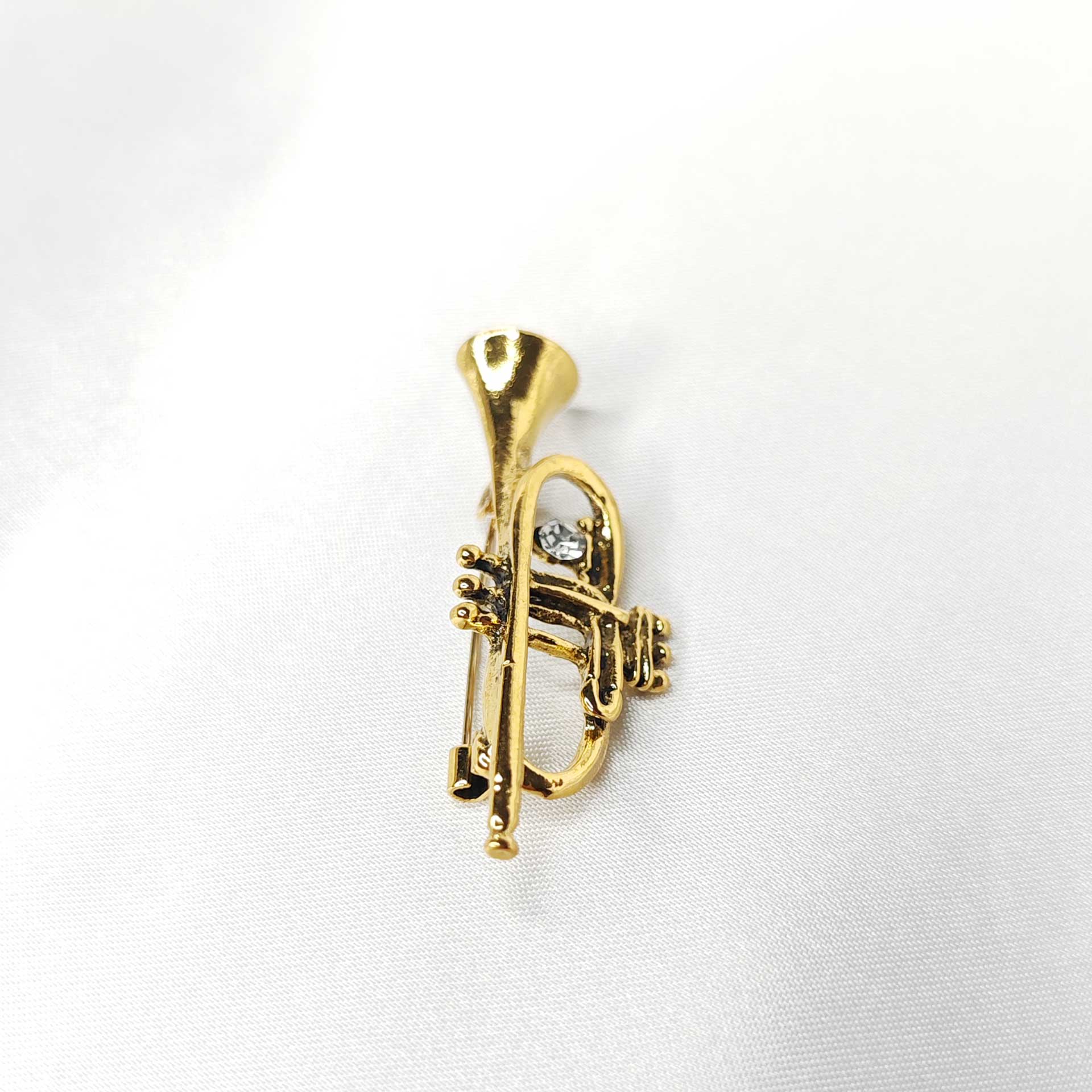 Broche bijou trompette dorée photo 3