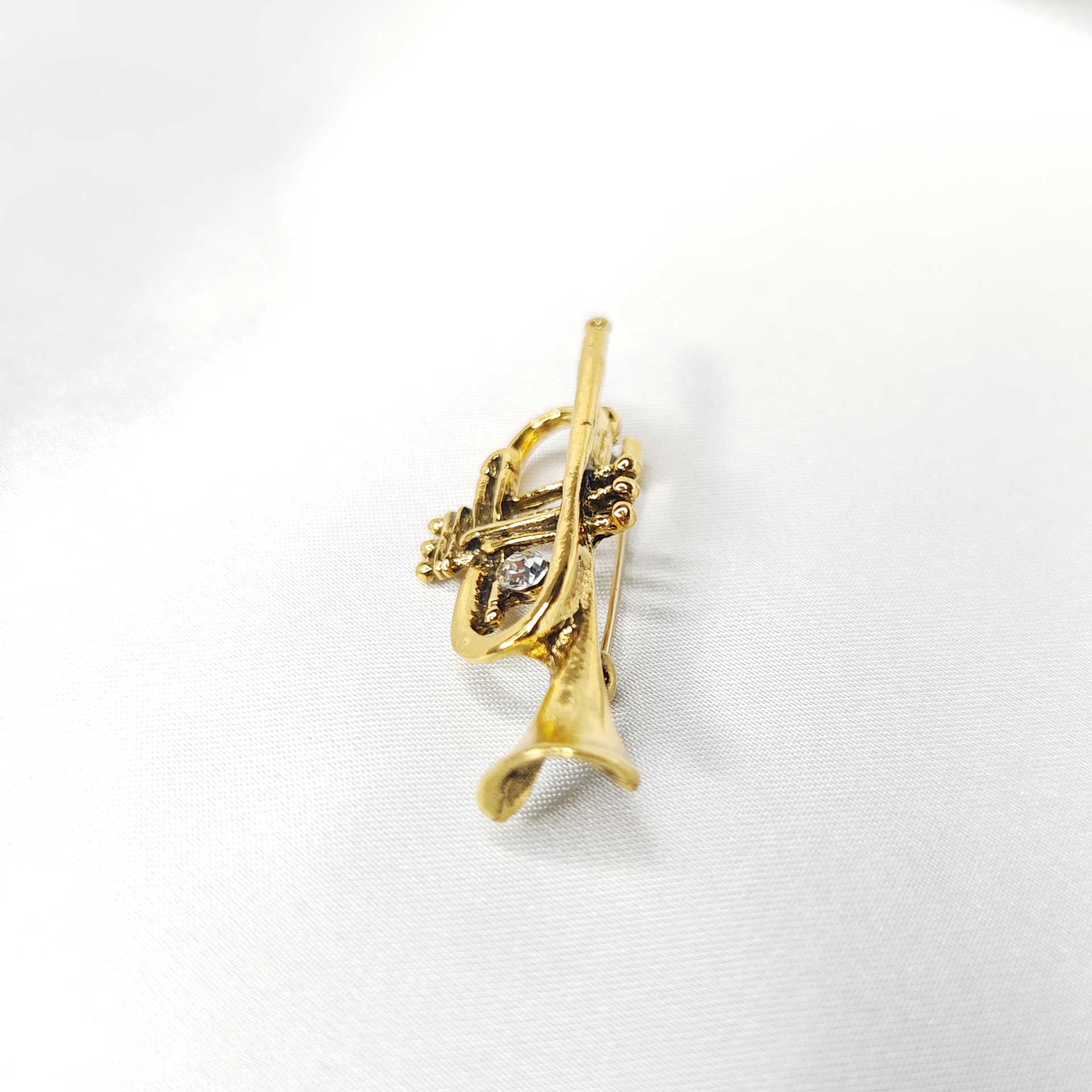 Broche bijou trompette dorée photo 5