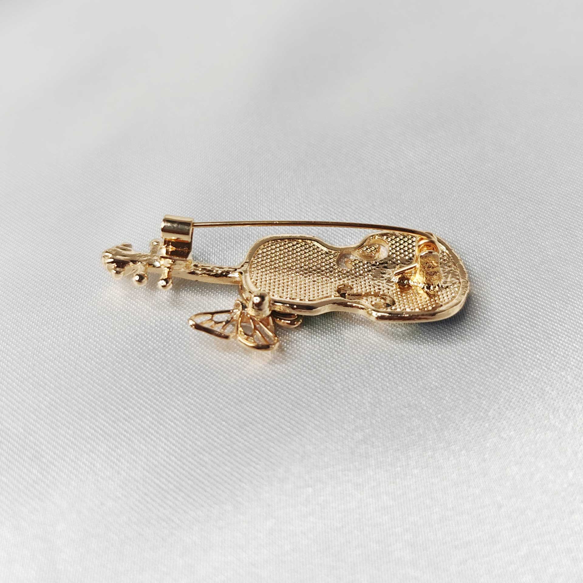 verso de la Broche bijou violon papillon