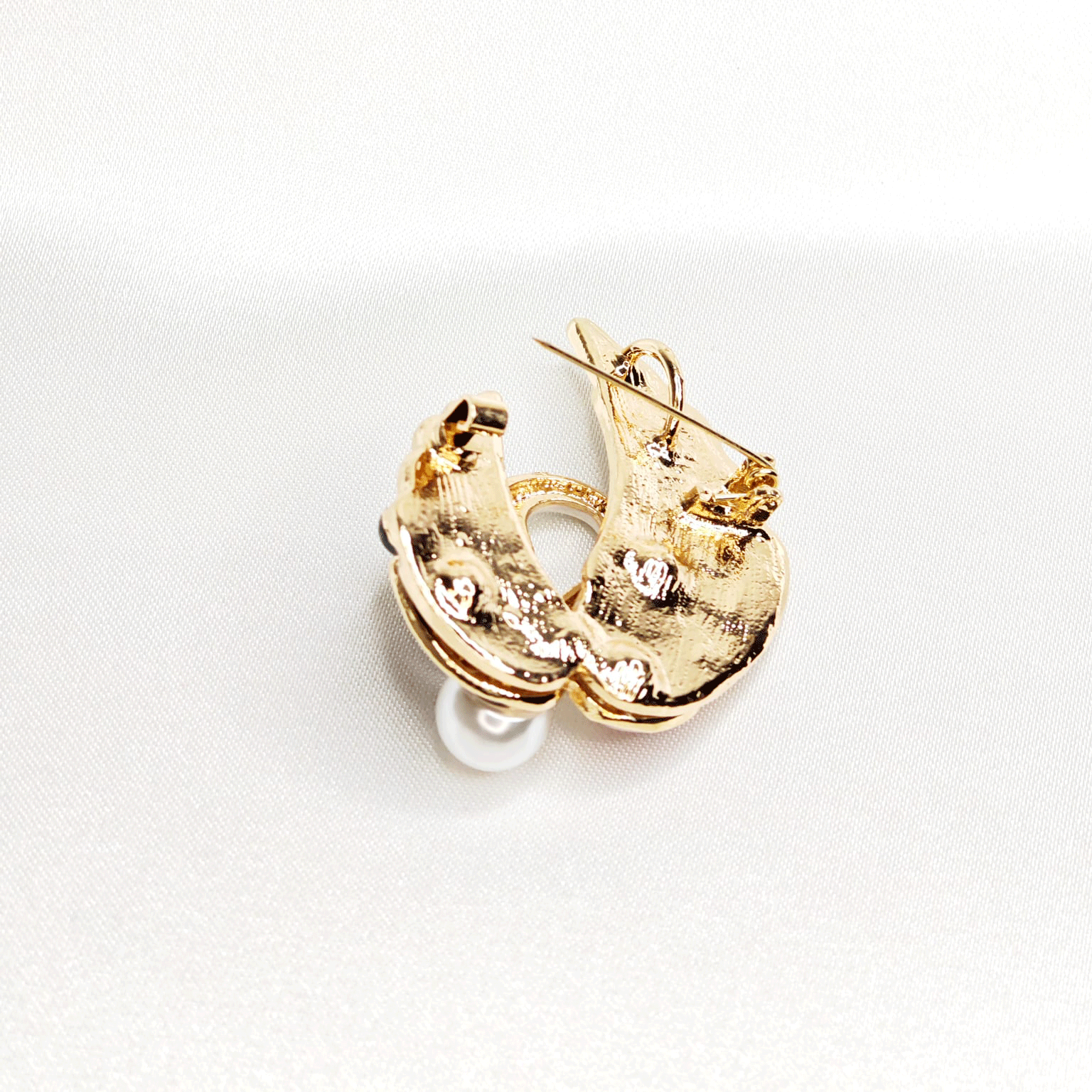 Broche bijou oiseau amour cygne noir et blanc avec perle