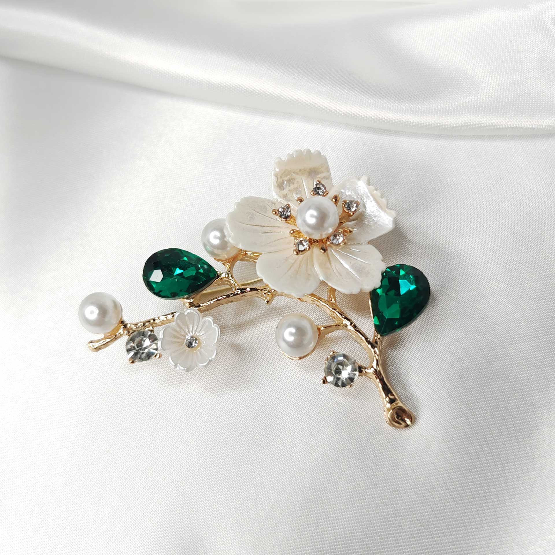 Photo 4 de la Broche fleur de cerisier sakura sur branche ornée de perles et cristaux verts.