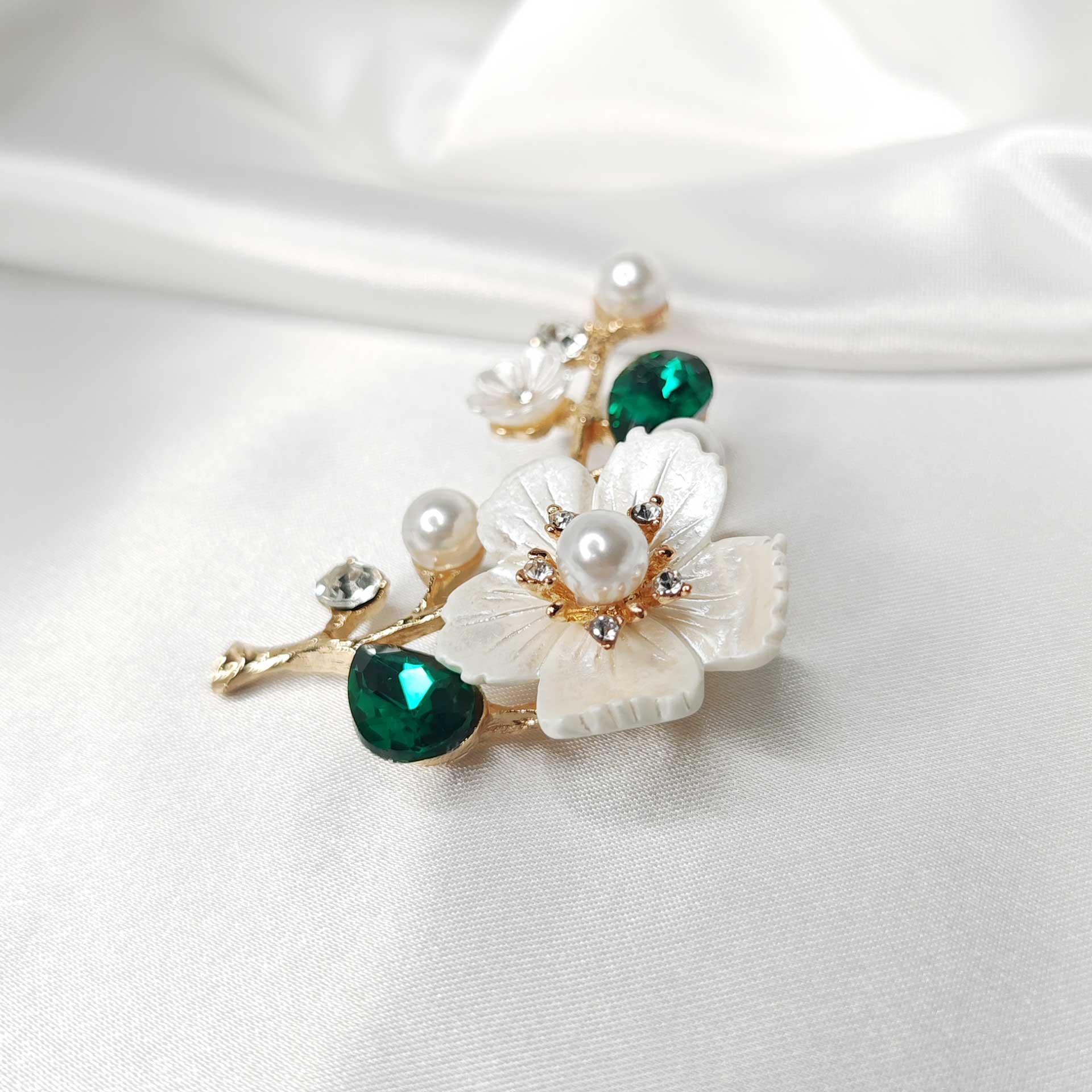 Photo 7 de la Broche fleur de cerisier sakura sur branche ornée de perles et cristaux verts.