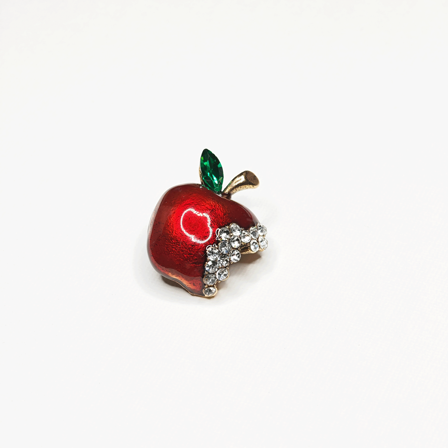 Broche bijou fruit pomme rouge croquee et dimanantee