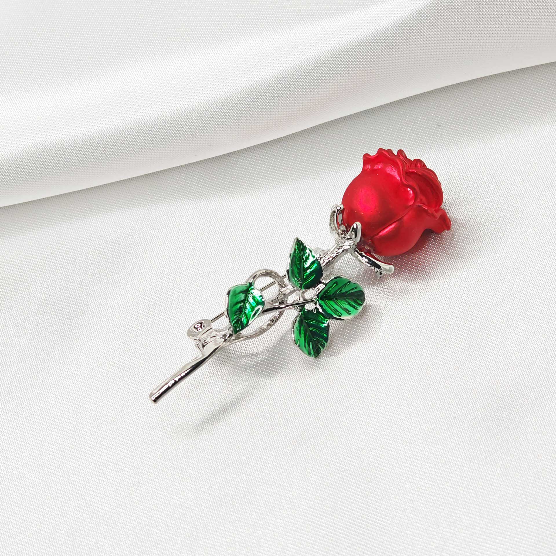 Photo vue isométrique de la broche rose rouge