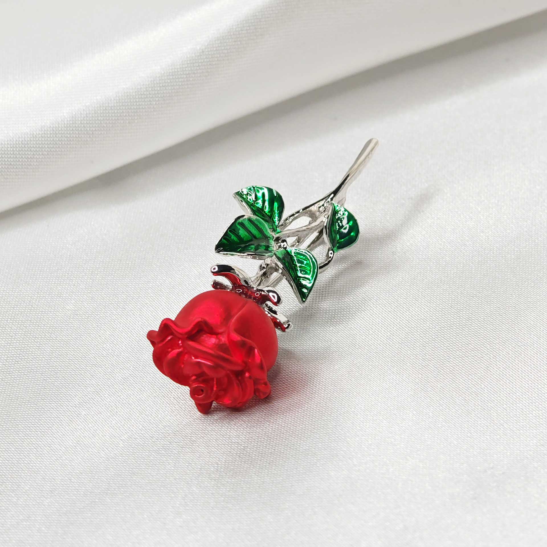 Photo vue en zoom sur le bouton de la broche rose rouge.