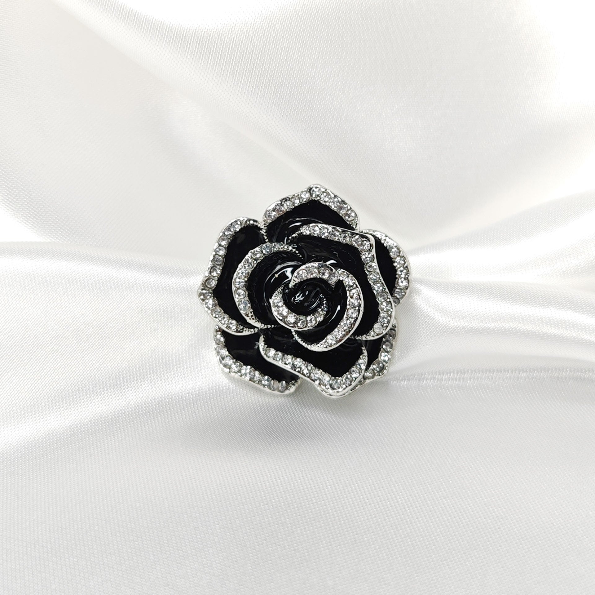 Broche rose noire argentée