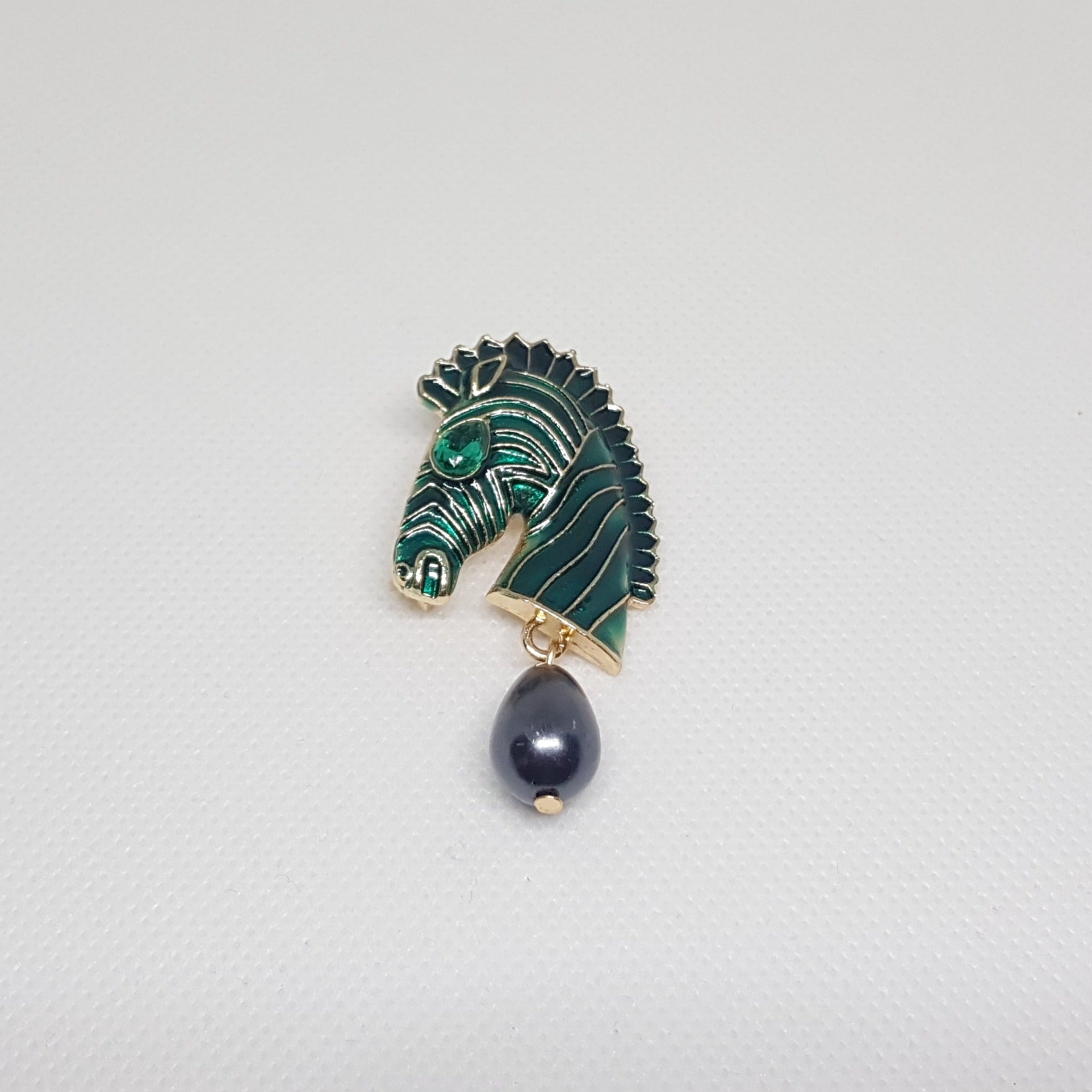 Broche zèbre vert, bijou de vêtement pour femme, en forme de tête de zèbre avec une perle synthétique bleue