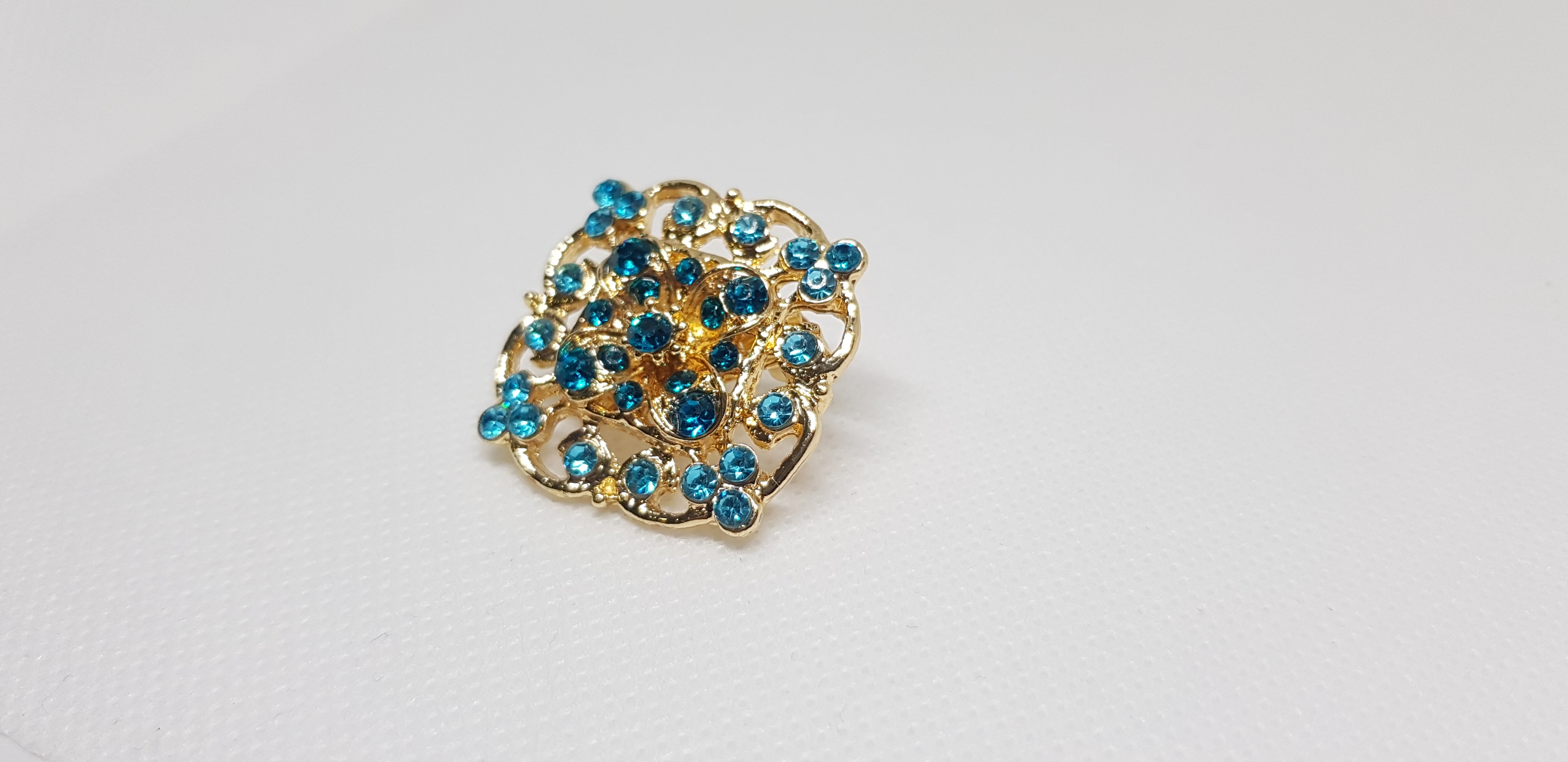 broche victorienne à ornement avec fleur central et strass bleu