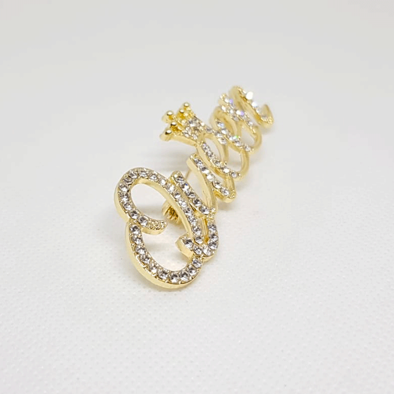 broche écriture Queen couleur dorée vue de gauche