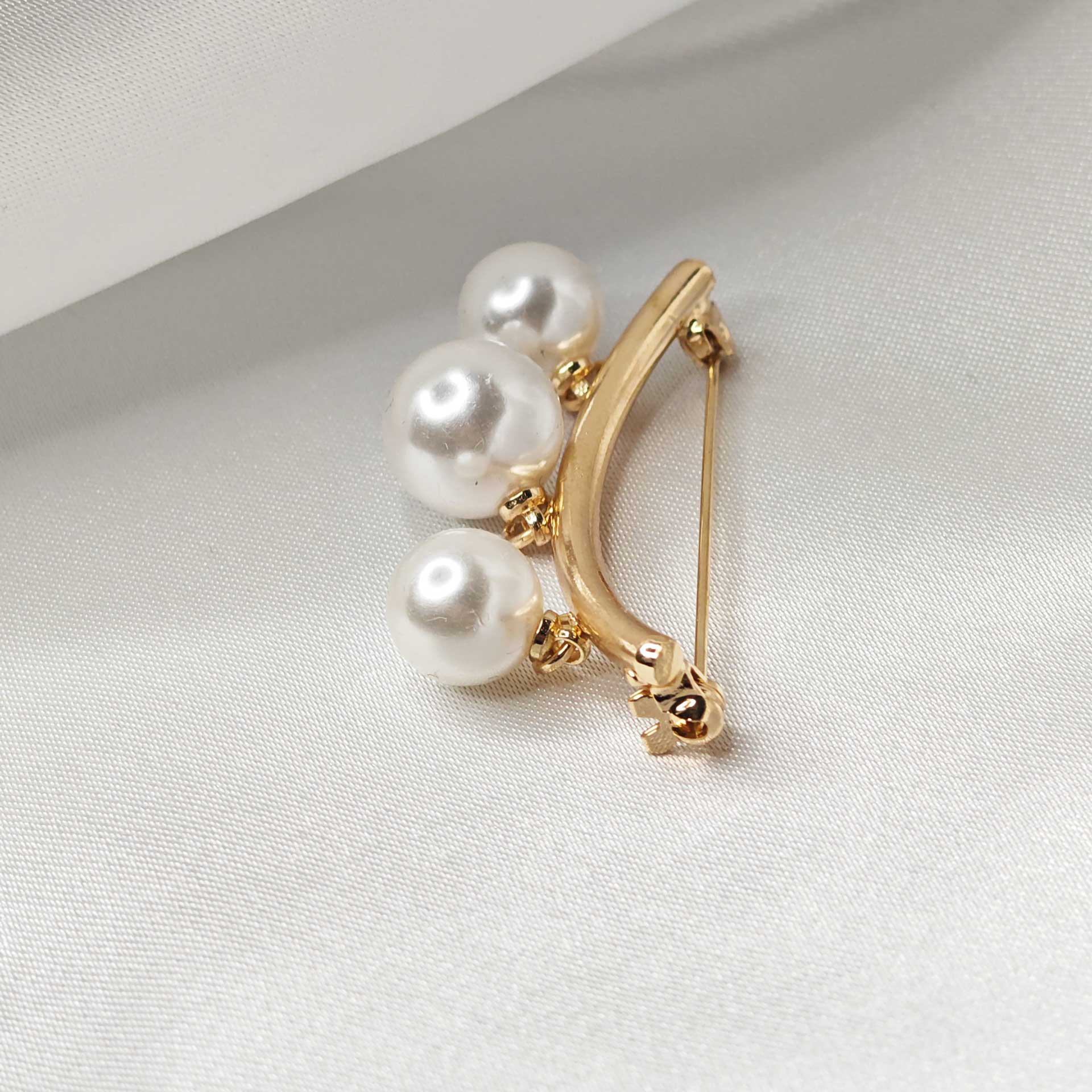 Photo latérale de la broche bijou barrette de perles