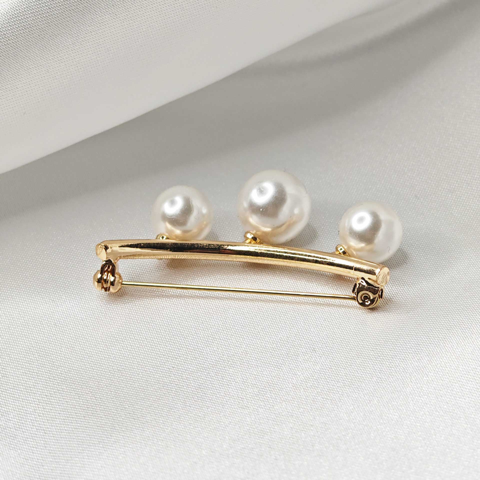 Photo du dos de la broche bijou barrette de perles