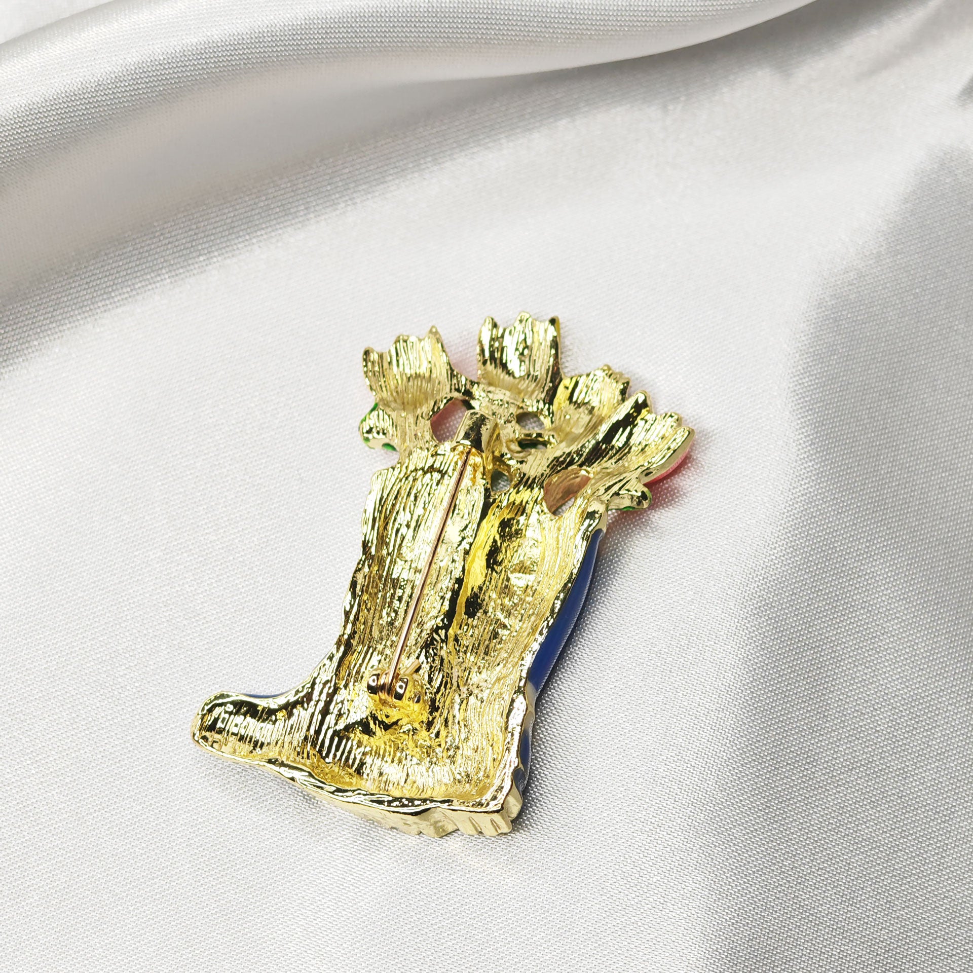 Broche bijou bottes de pluie bleues avec fleurs multicolores vue du dos.