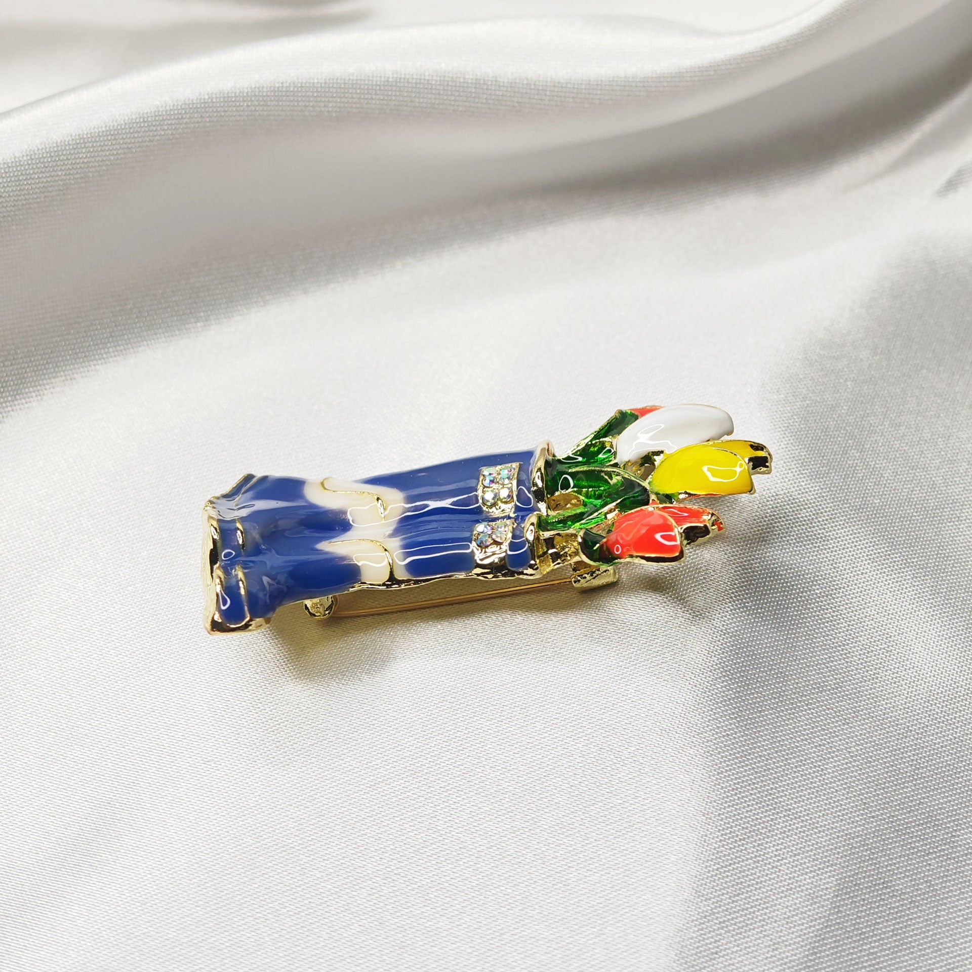 Broche bijou bottes de pluie bleues avec fleurs multicolores vue épaisseur