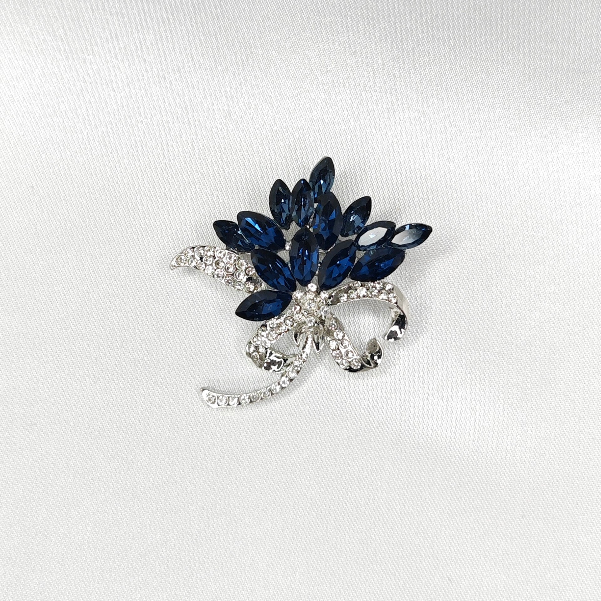 Broche bijou noeud cristal bleu saphir