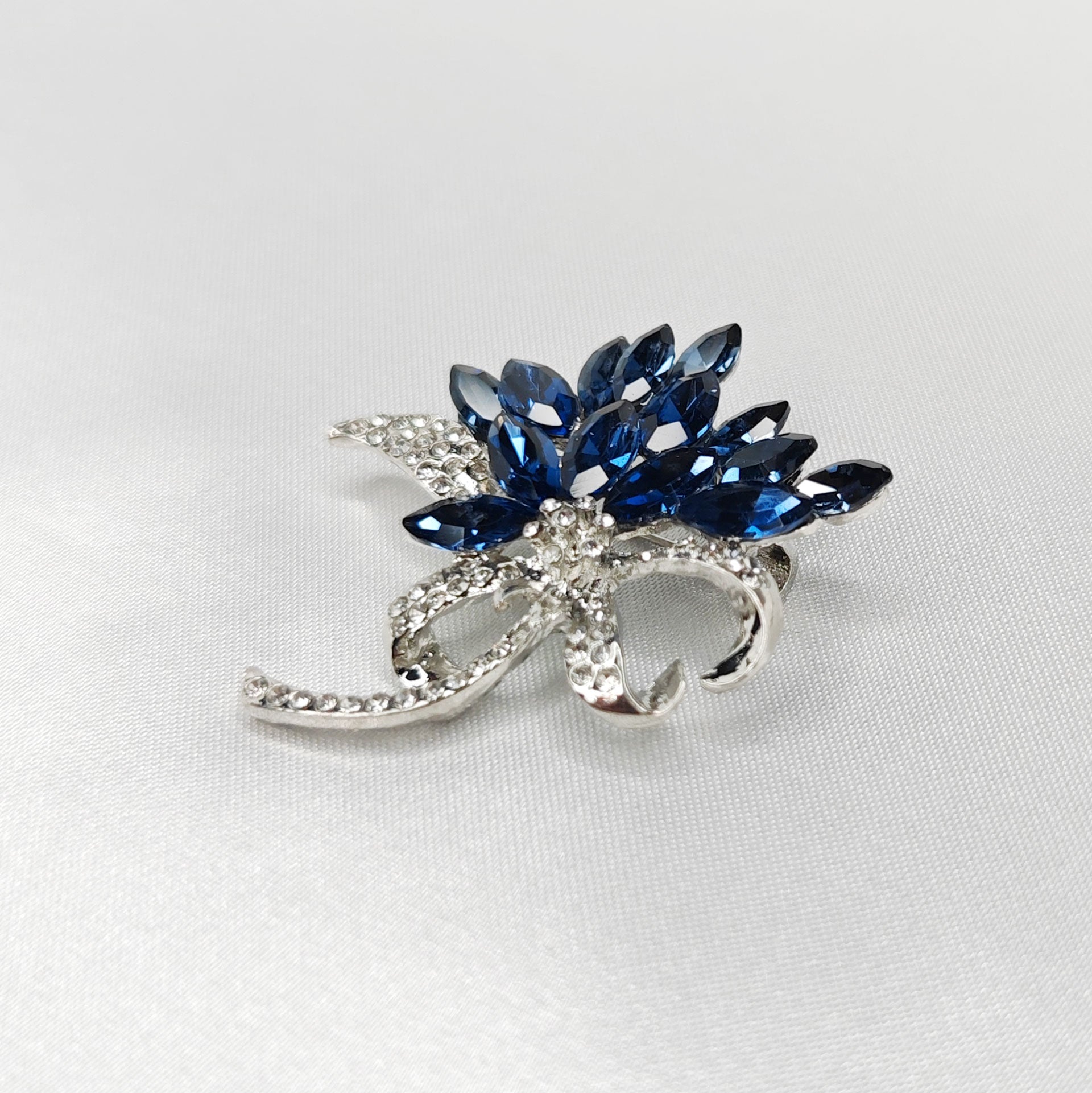 Broche bijou noeud cristal bleu saphir