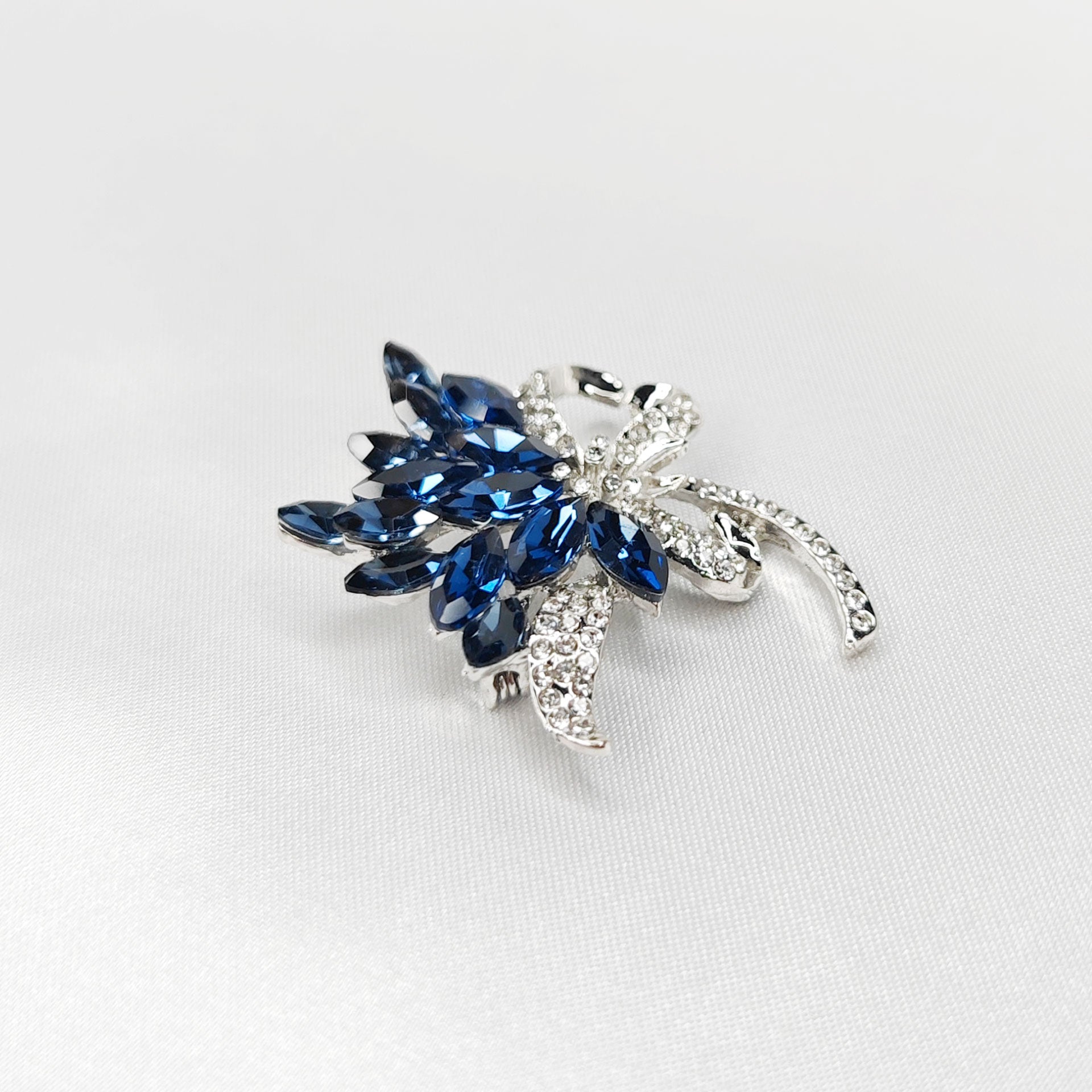Broche bijou noeud cristal bleu saphir