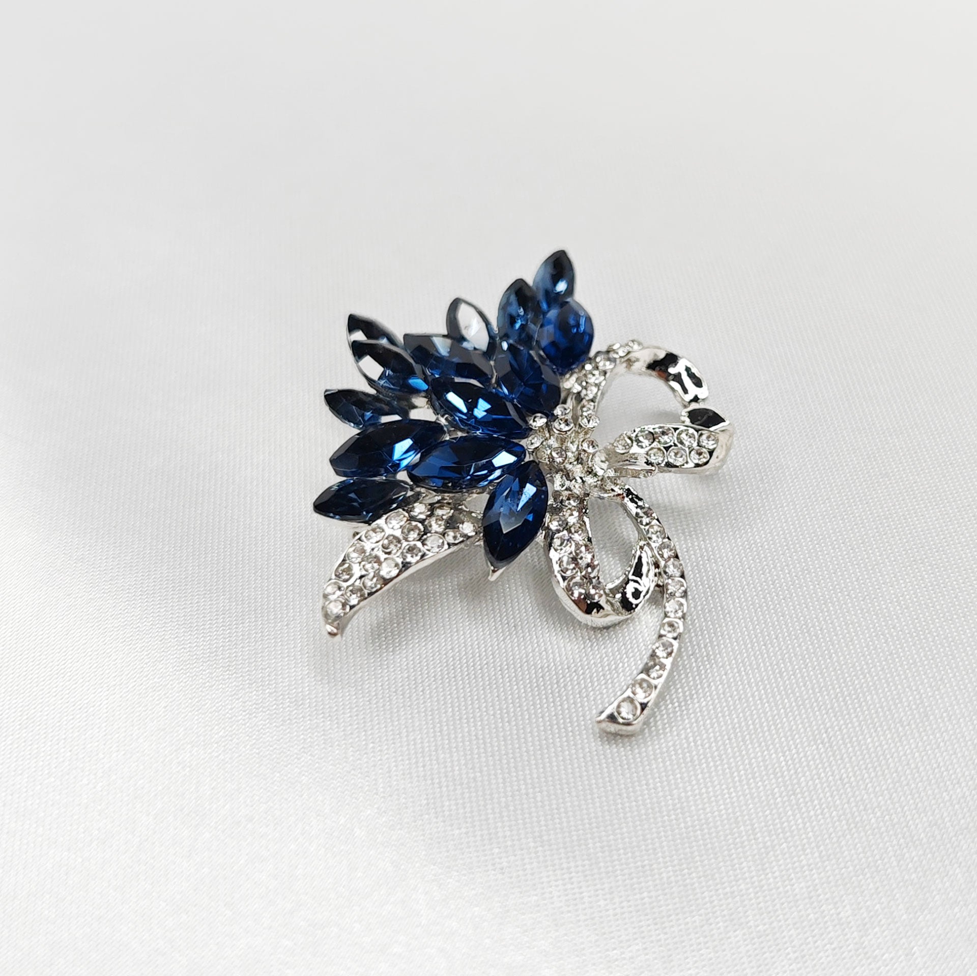 Broche bijou noeud cristal bleu saphir