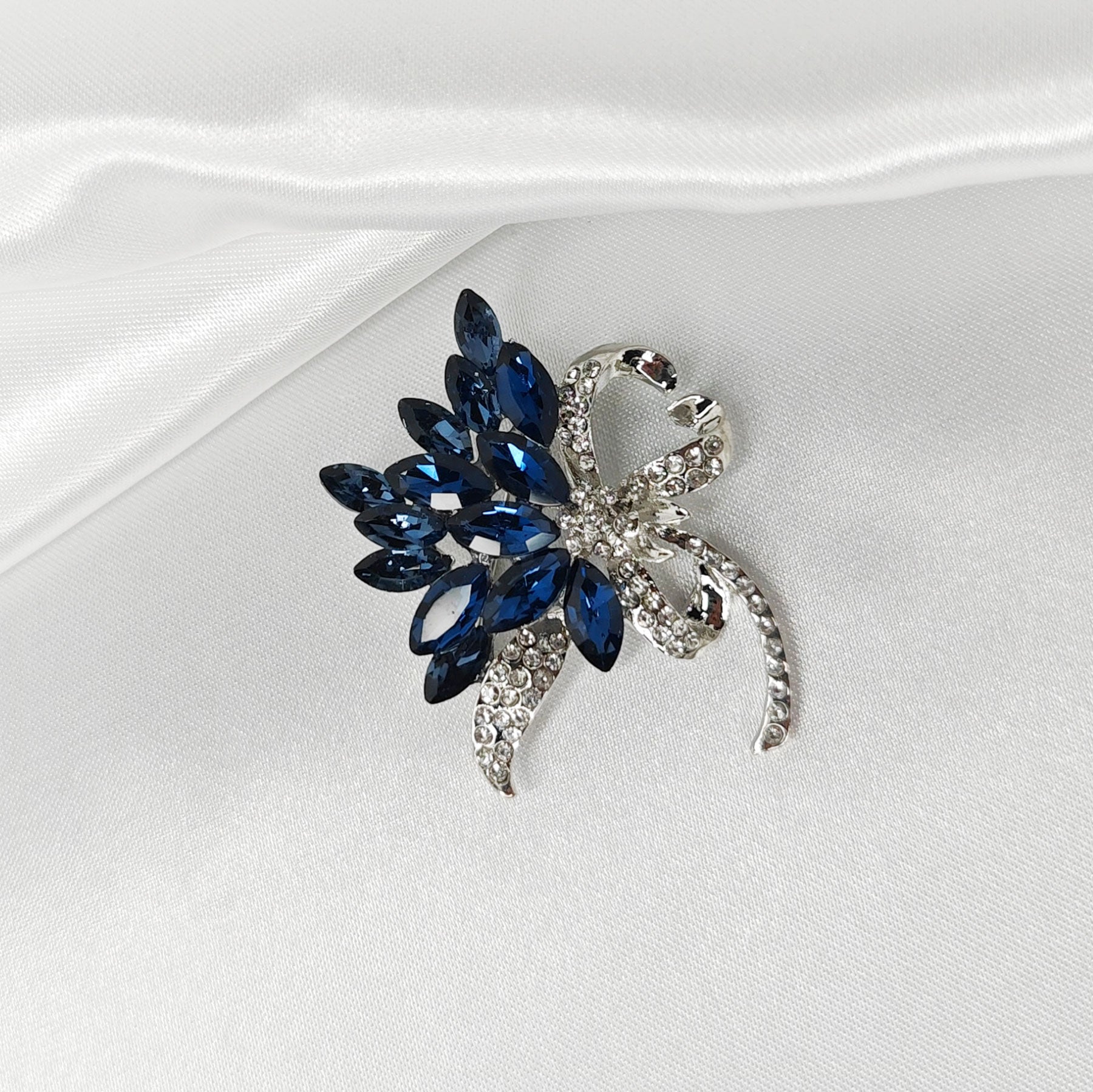 Broche bijou noeud cristal bleu saphir