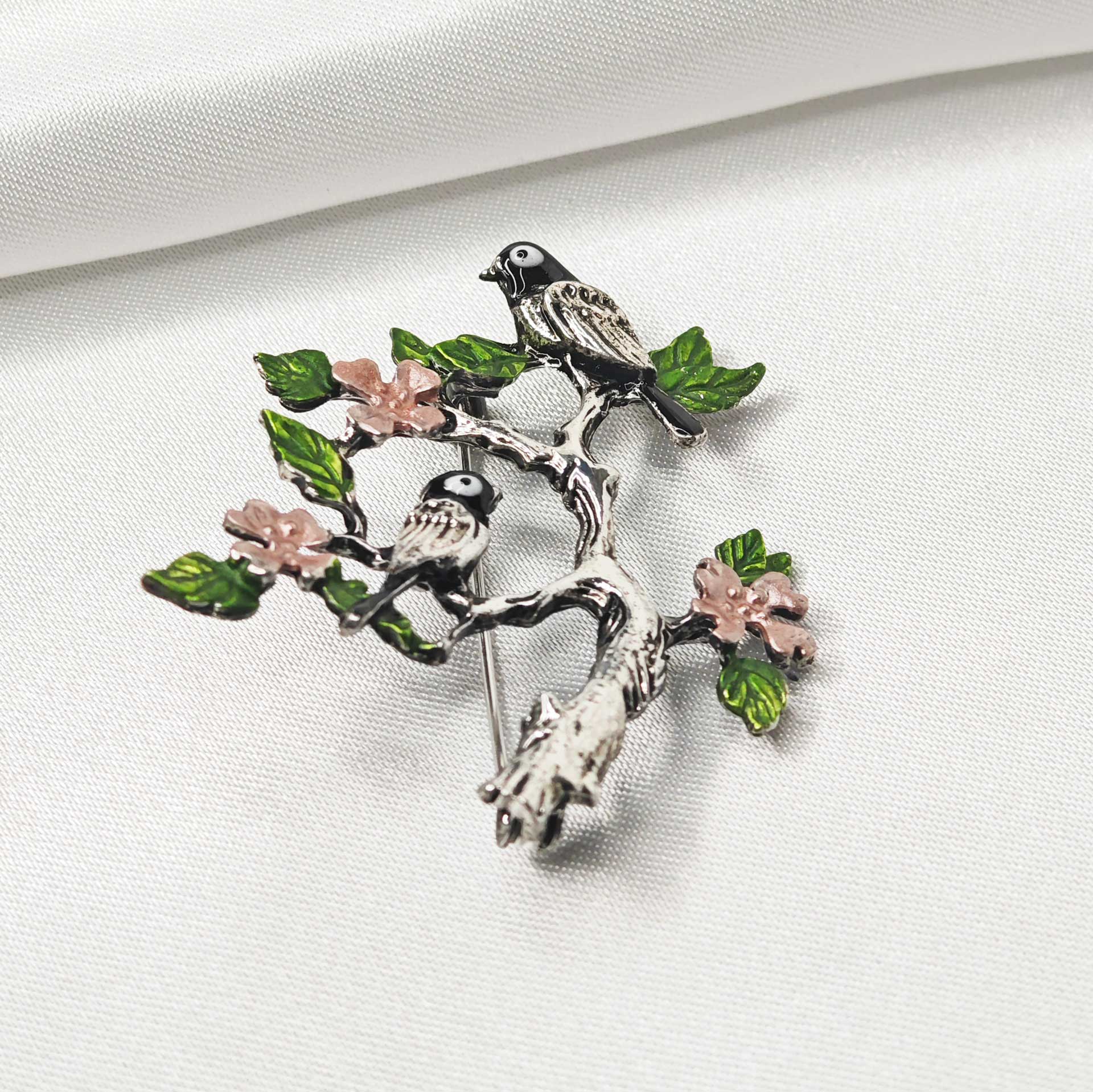 Photo isométrique de la broche oiseaux sur arbre