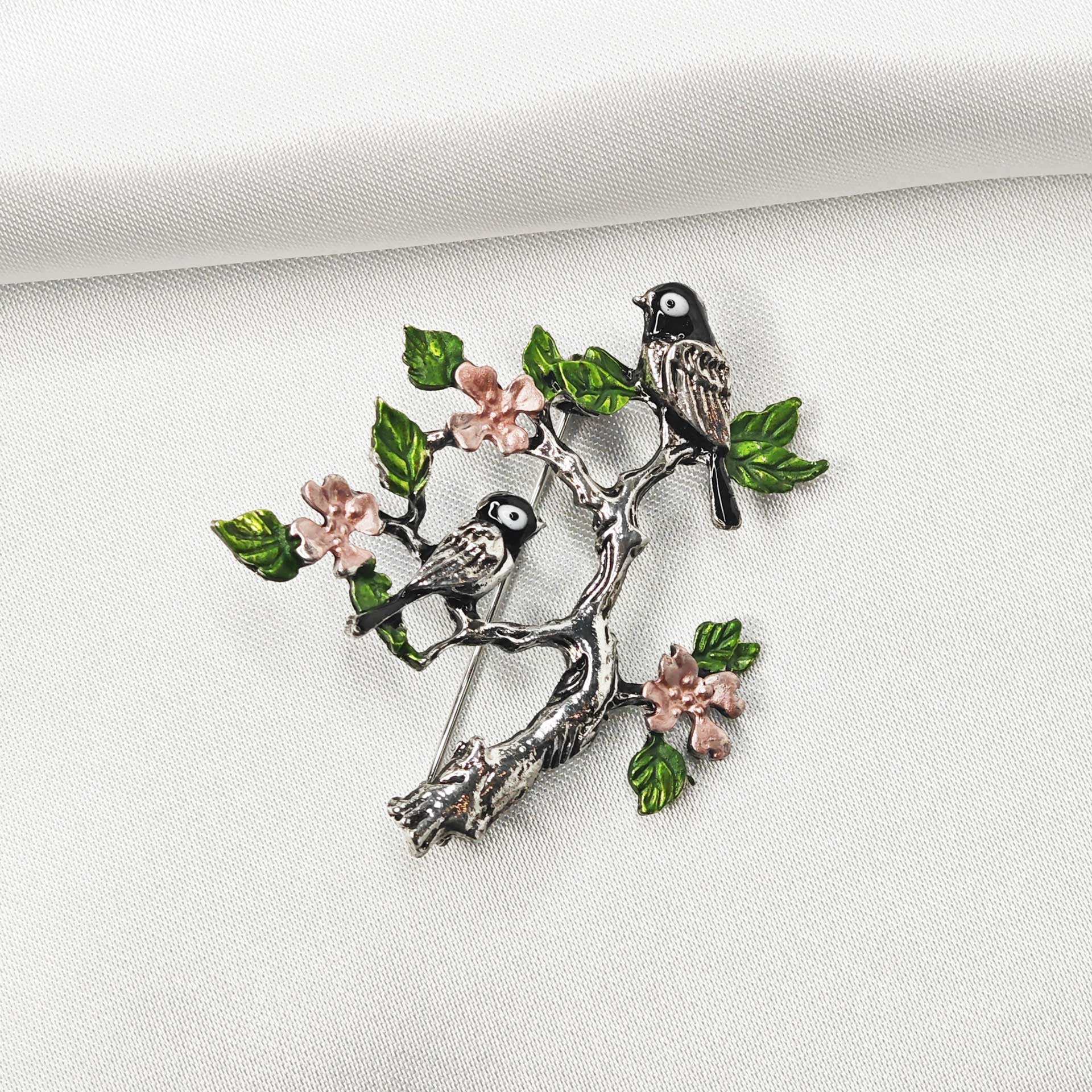 Photo vue de dessus de la broche oiseaux sur arbre fleuri