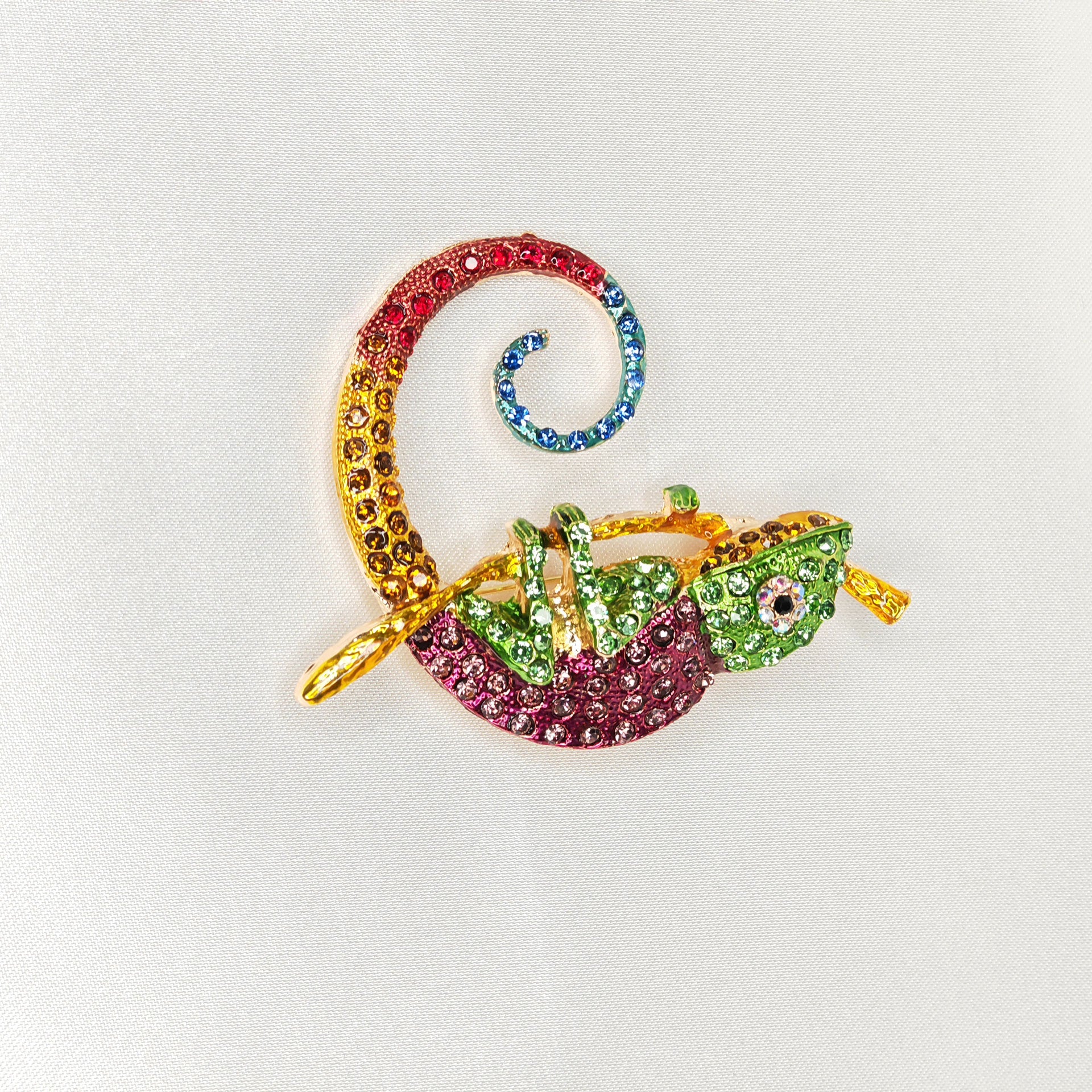 Broche cameleon multicolore et strass sur branche dorée