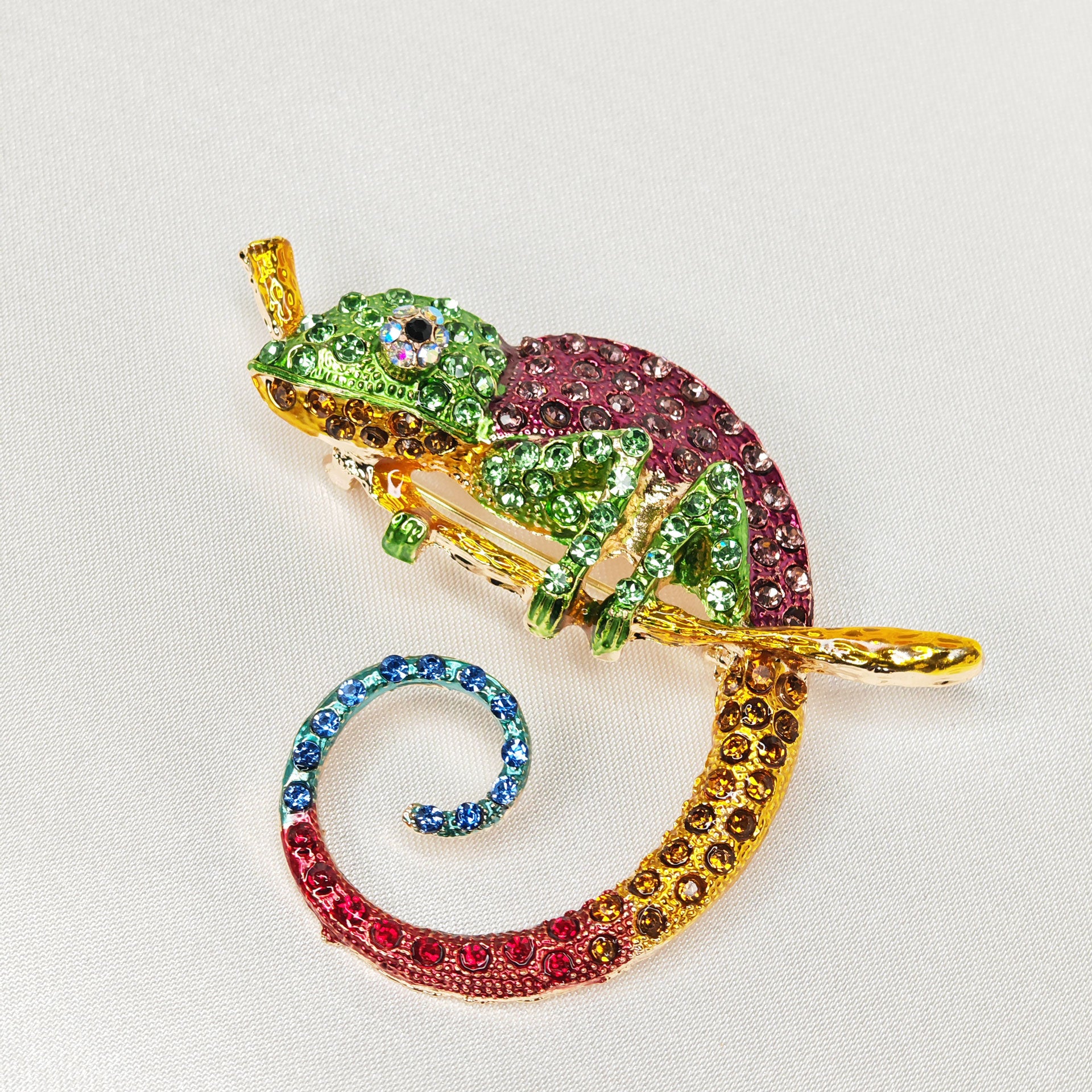 Broche cameleon multicolore et strass sur branche dorée