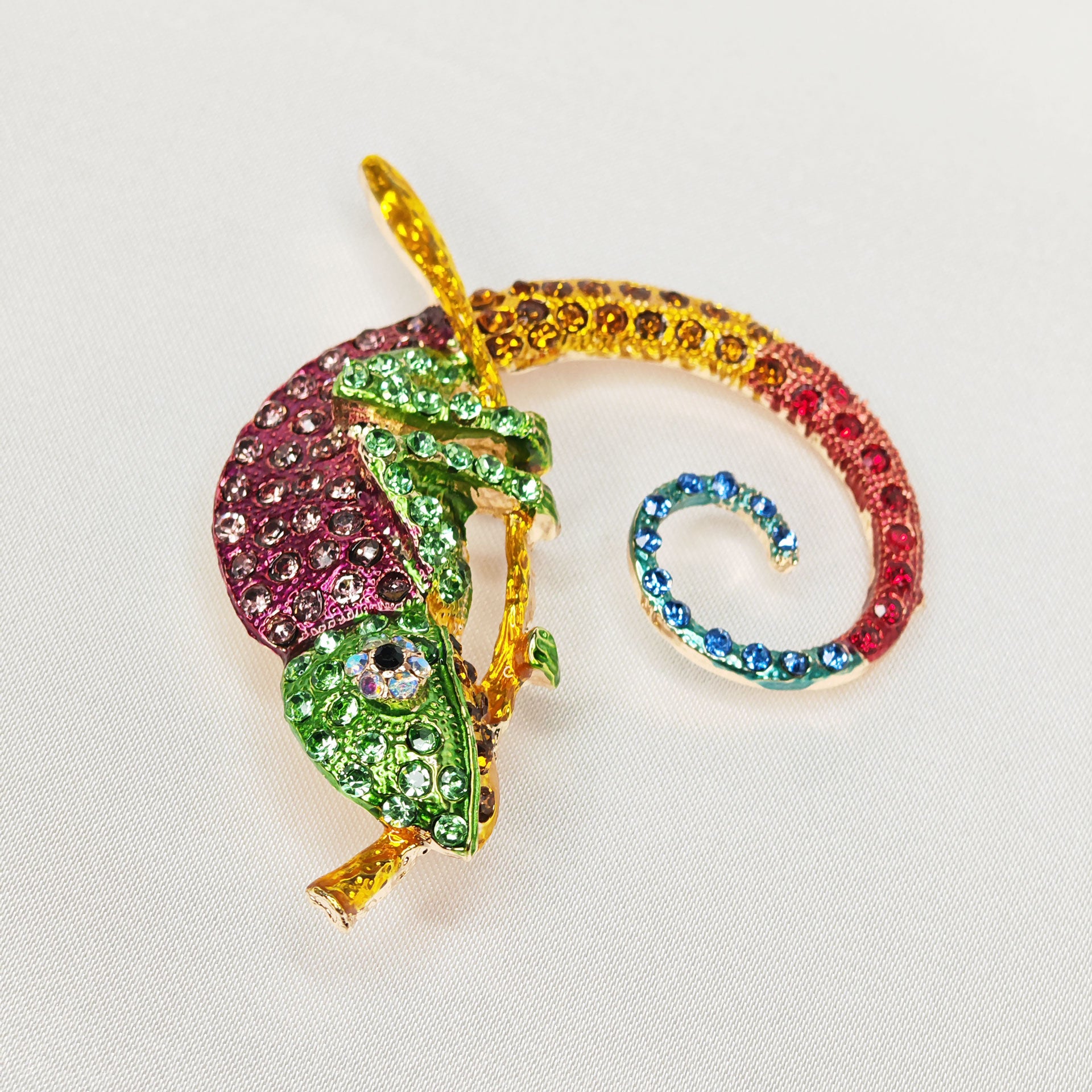 Broche cameleon multicolore et strass sur branche dorée