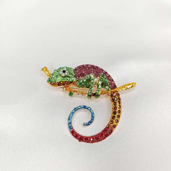 Broche cameleon multicolore et strass sur branche dorée