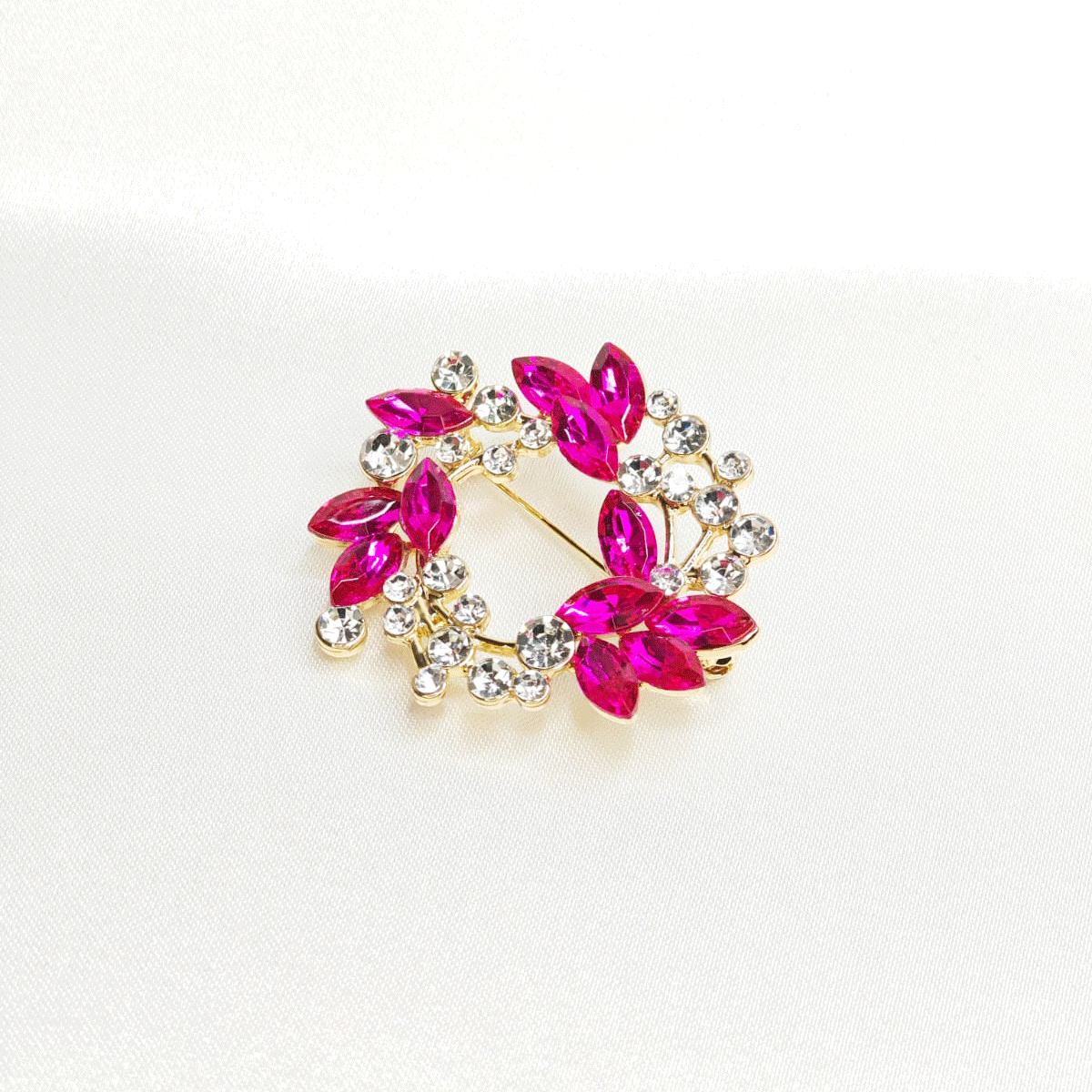 Broche couronne de cristaux roses et strass