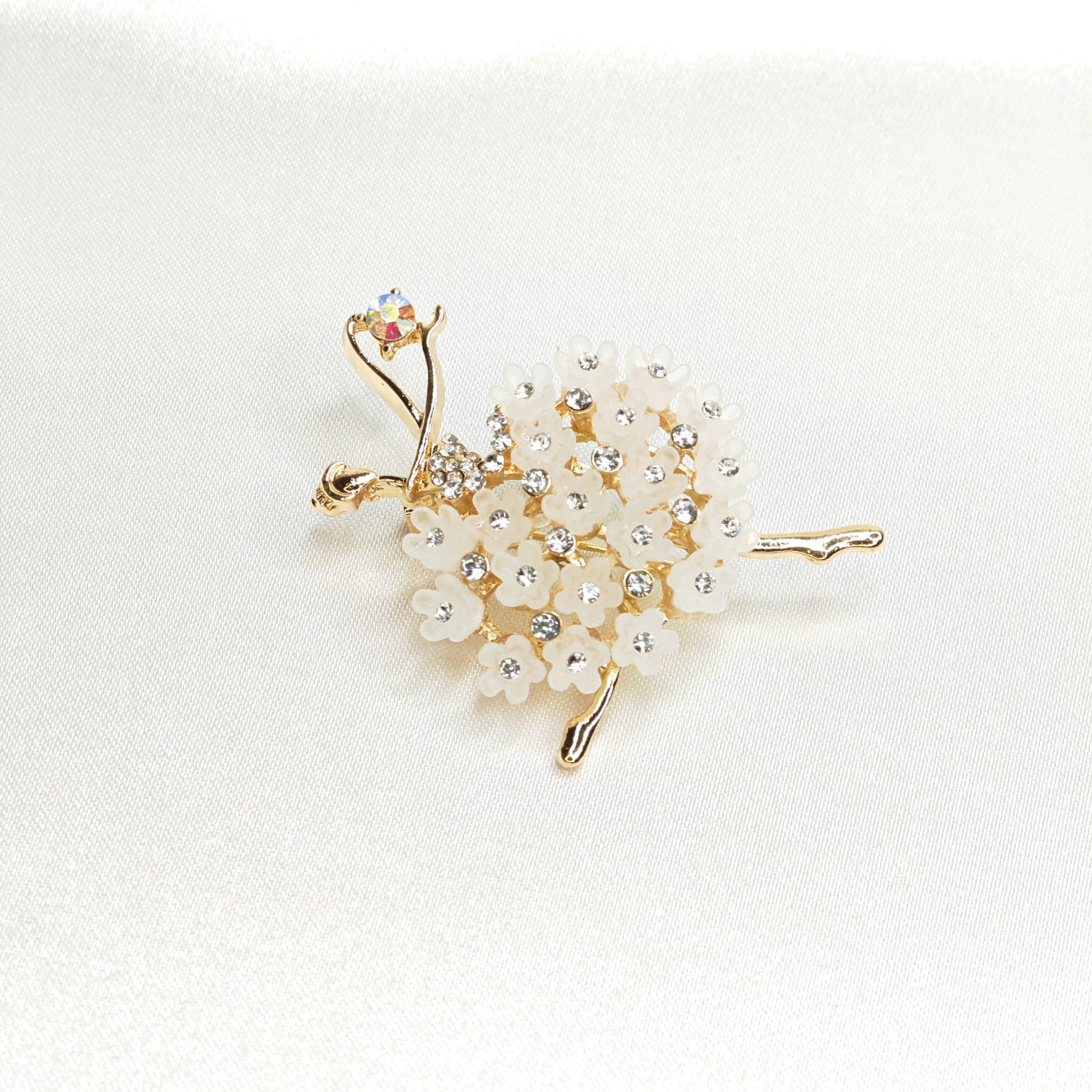 Broche danseuse en robe de cristaux et fleurs blanches