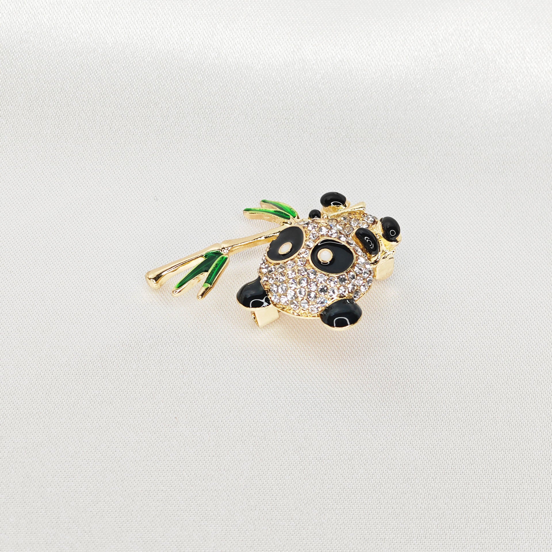 broche panda dorée avec strass.