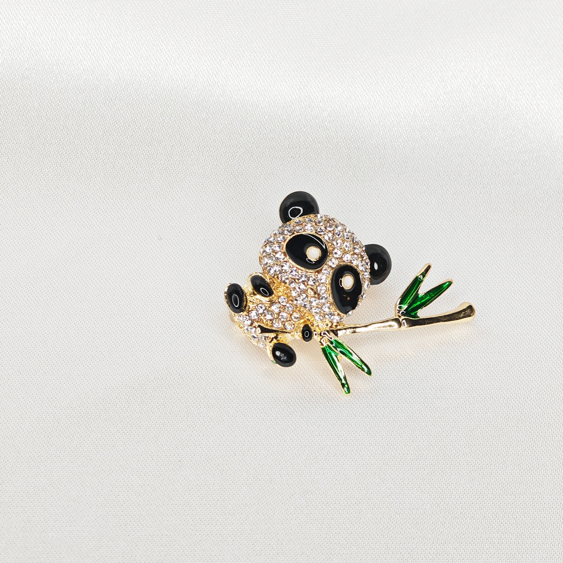 broche panda dorée avec strass.