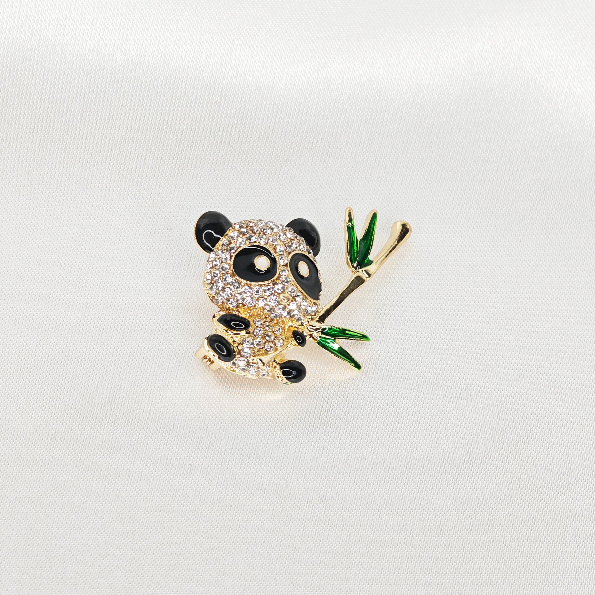 broche panda dorée avec strass.