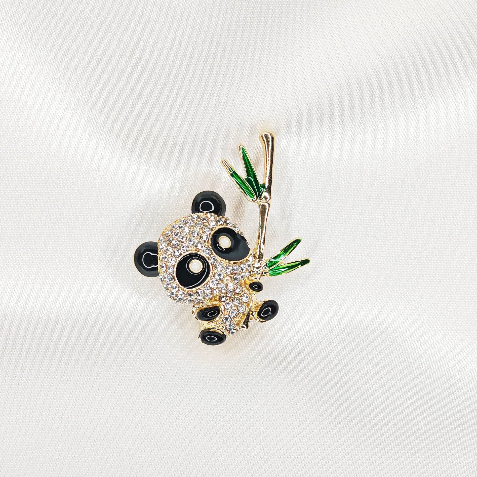 broche panda dorée avec strass.