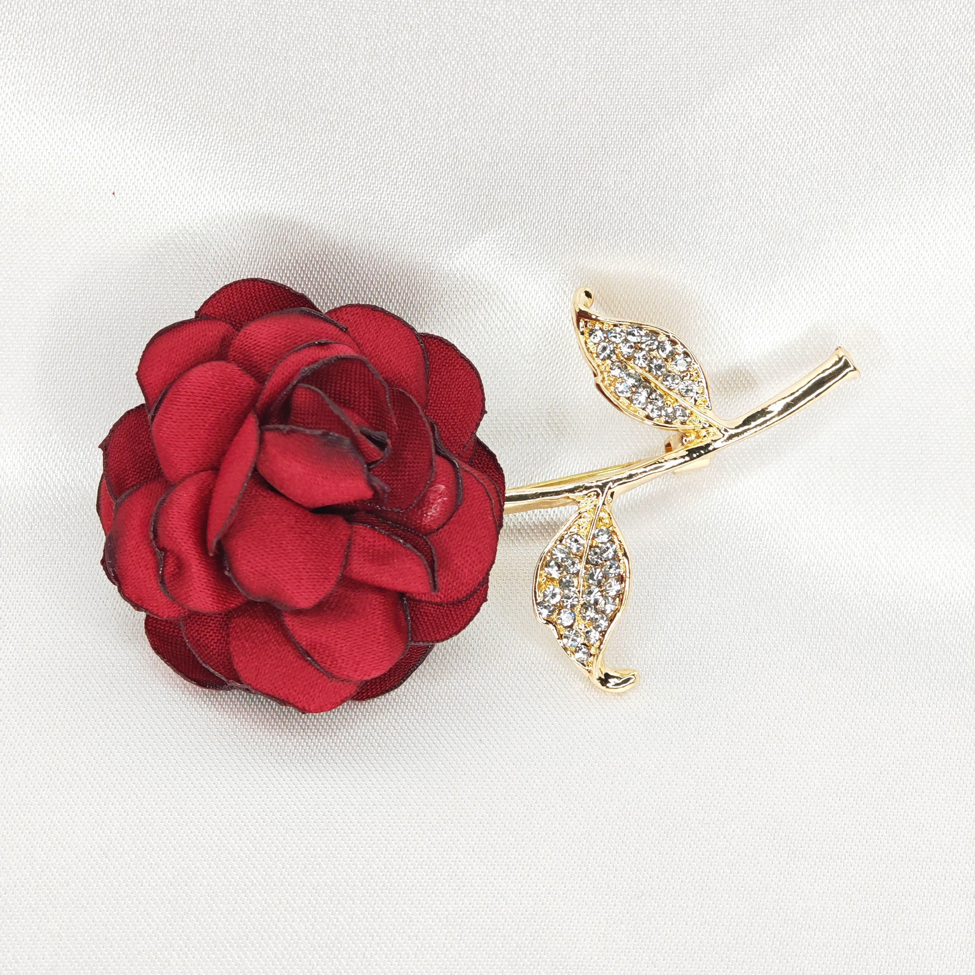 Broche dorée rose rouge en tissu