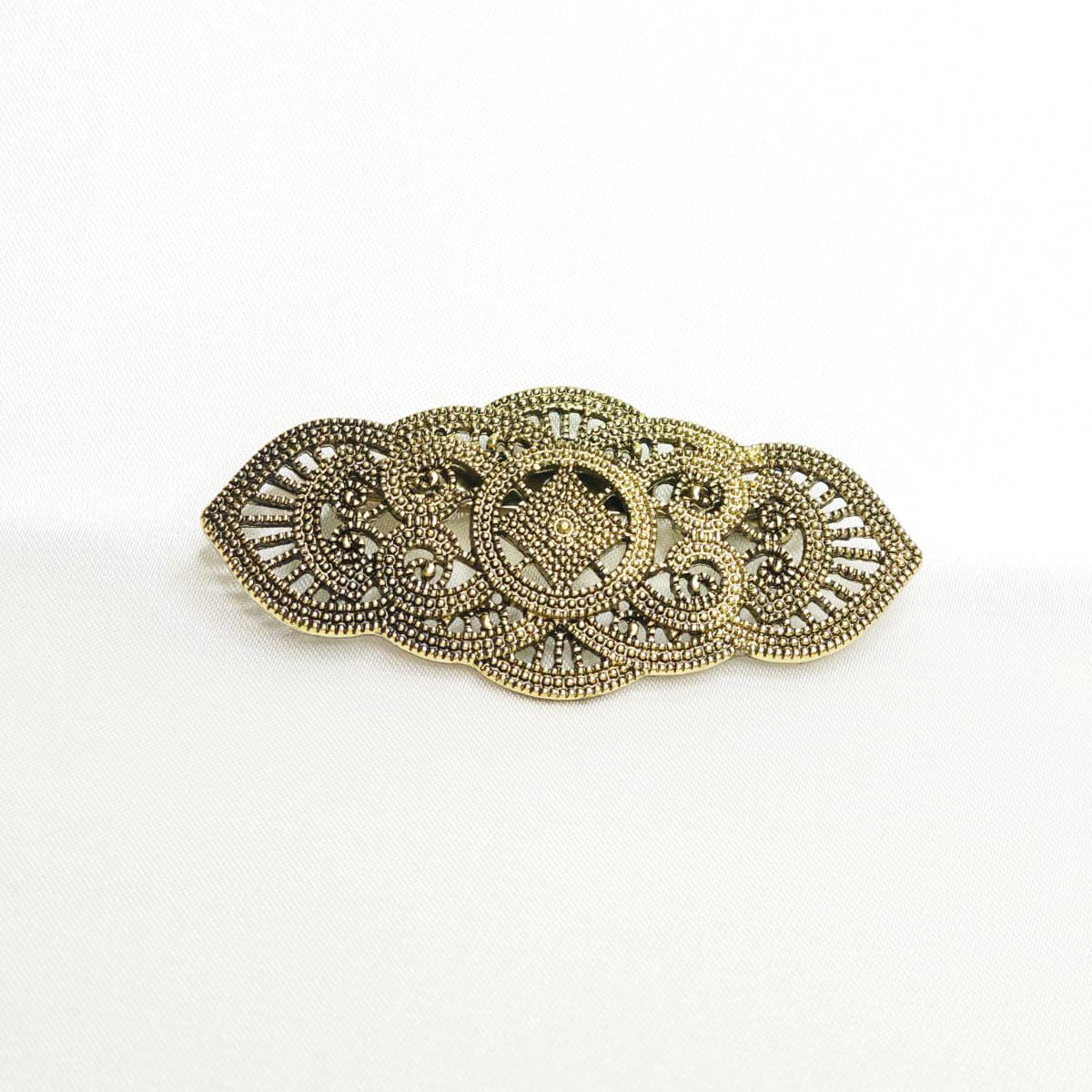 Broche élégance filigrane dorée