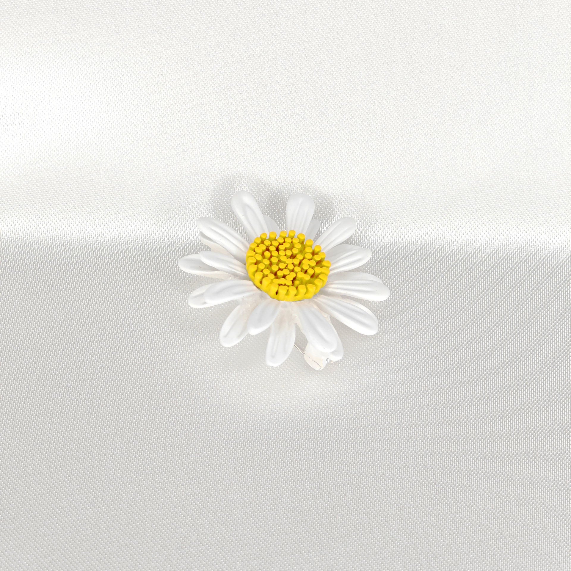 Broche marguerite blanche élégante