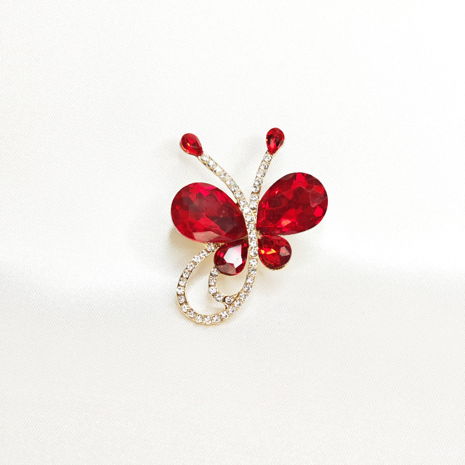 Broche papillon aux ailes en cristal rouge