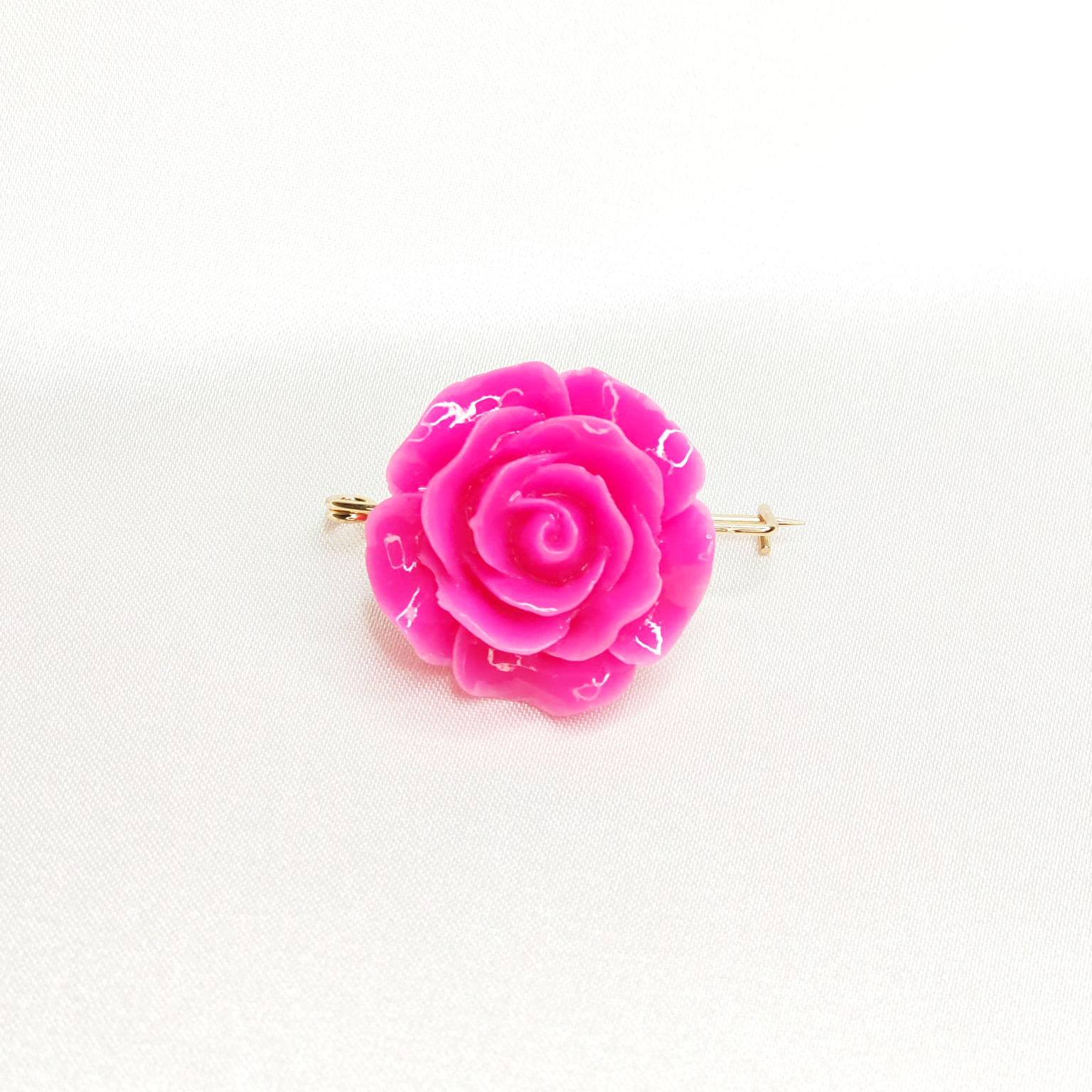 Broche rose fuchsia sculptée en résine