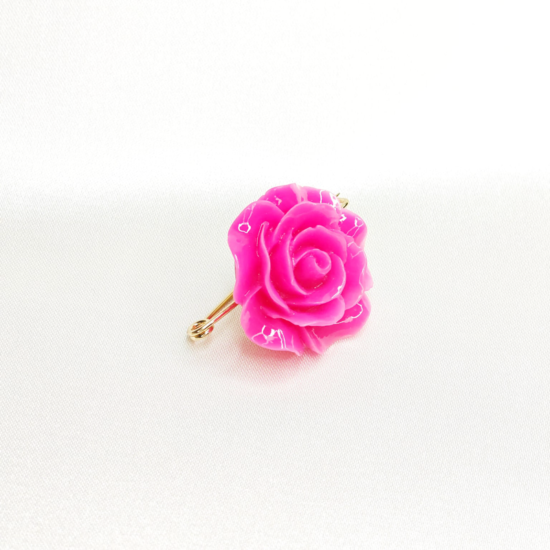 Broche rose fuchsia sculptée en résine