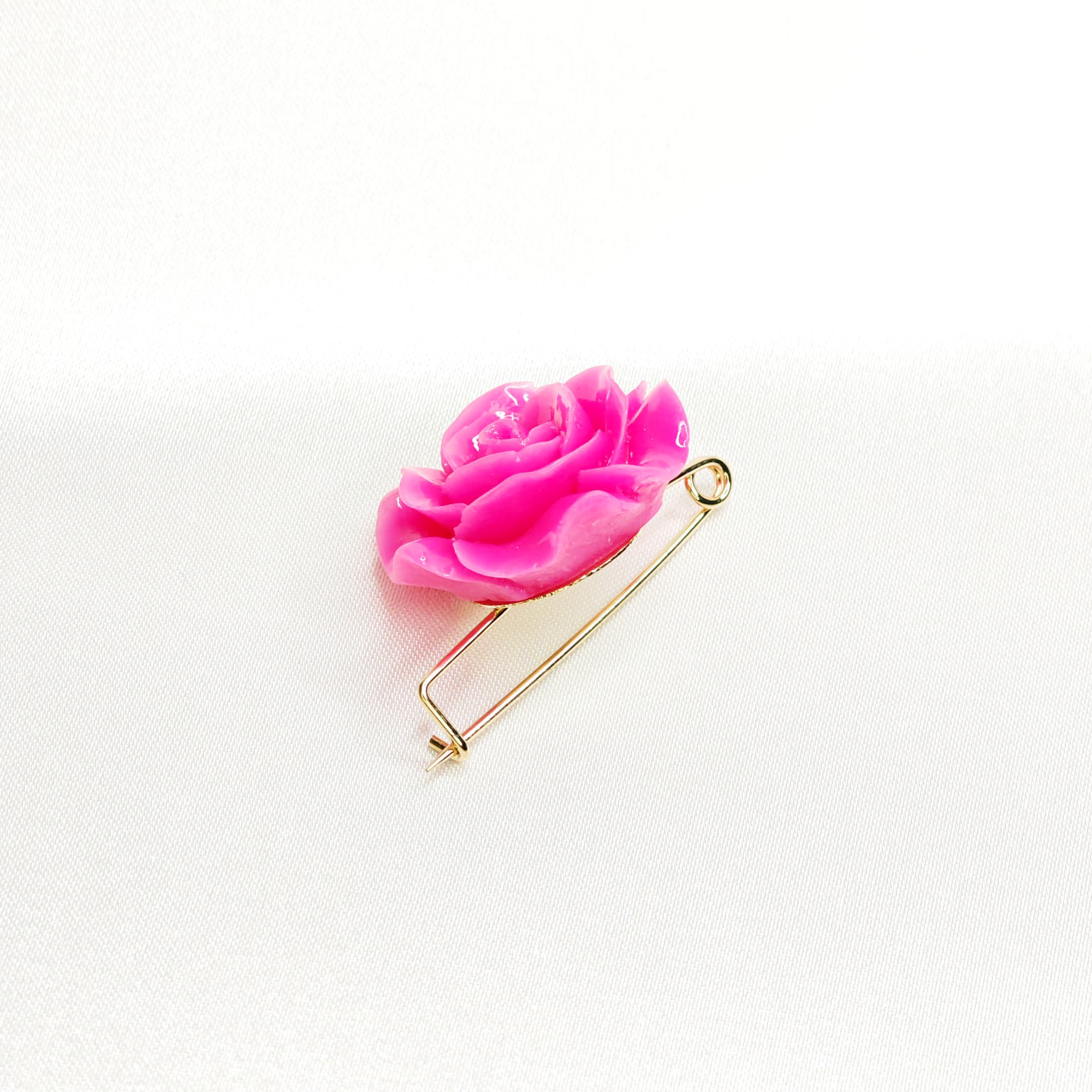 Broche rose fuchsia sculptée en résine