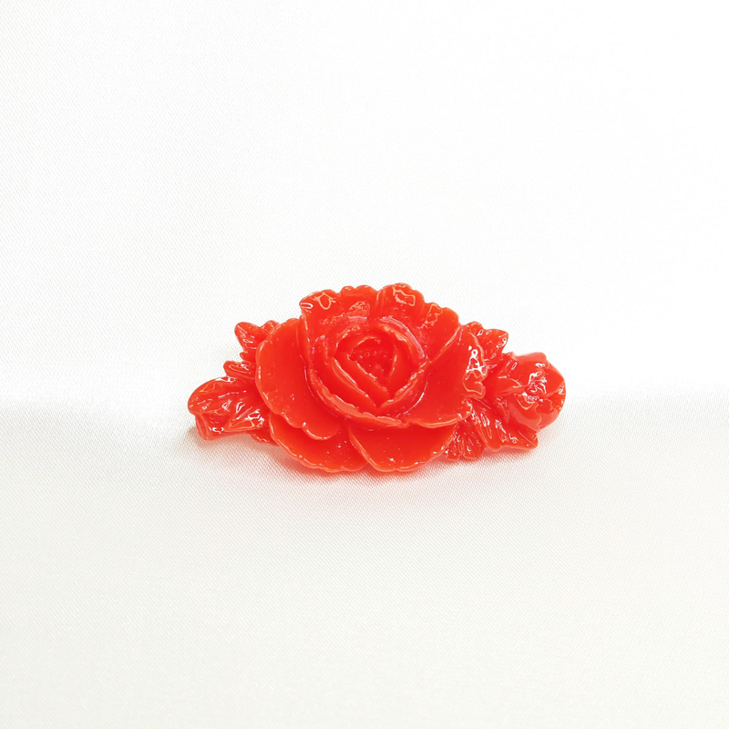 Broche Rose Rouge Sculptée en résine