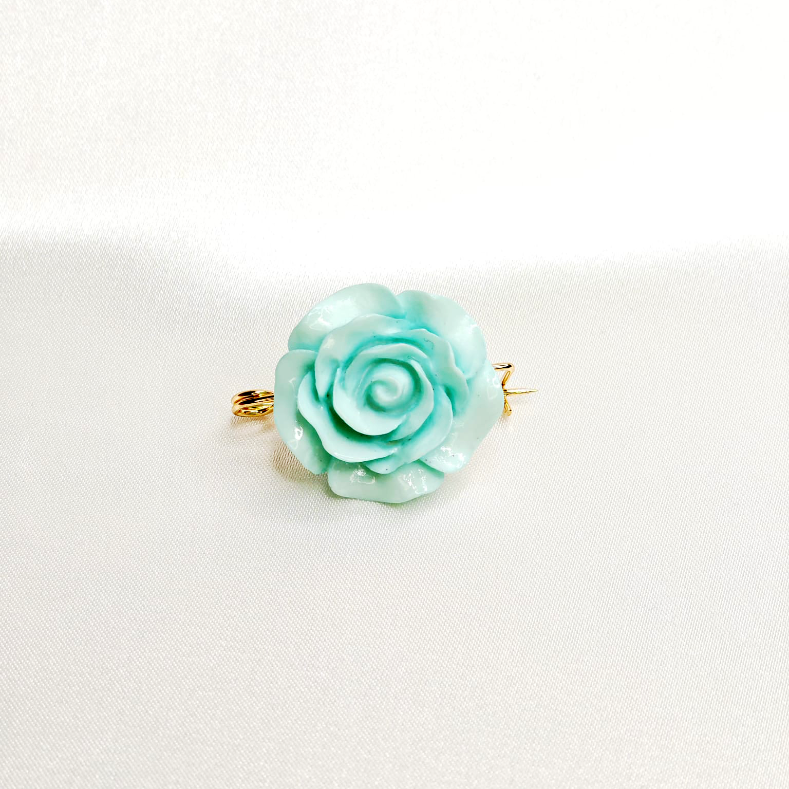 Broche Rose sculptée aigue-marine en résine