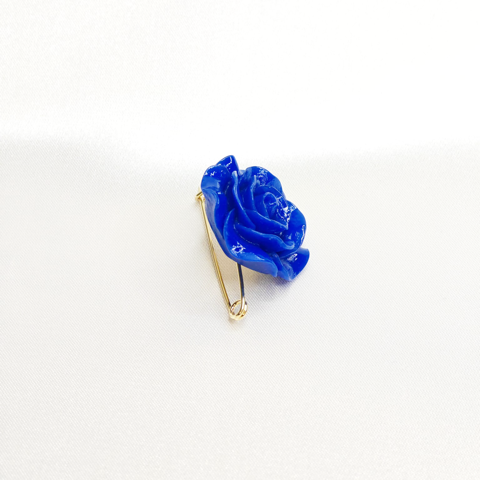 Broche Rose sculptée Bleu saphir en résine