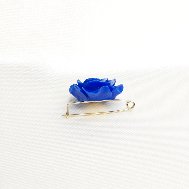 Broche Rose sculptée Bleu saphir en résine