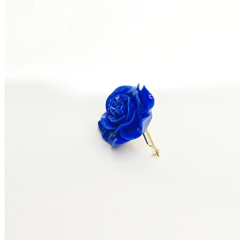 Broche Rose sculptée Bleu saphir en résine