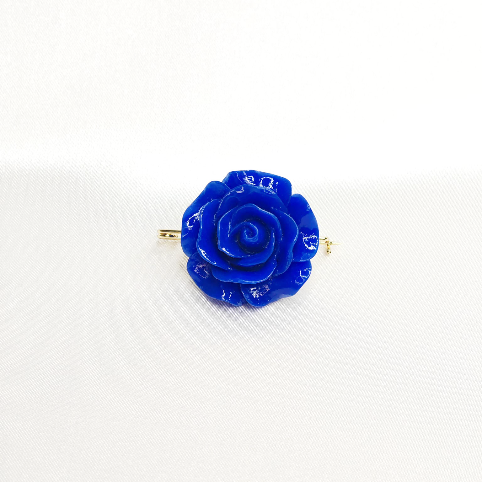 Broche Rose sculptée Bleu saphir en résine