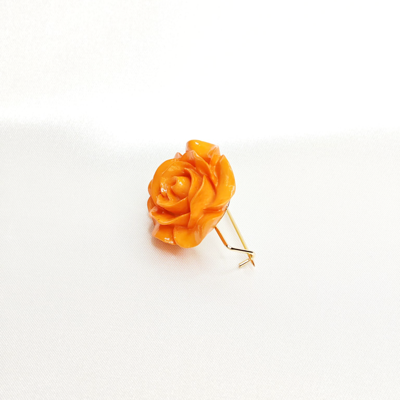 Broche rose sculptée orange en résine