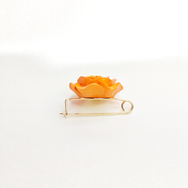 Broche rose sculptée orange en résine